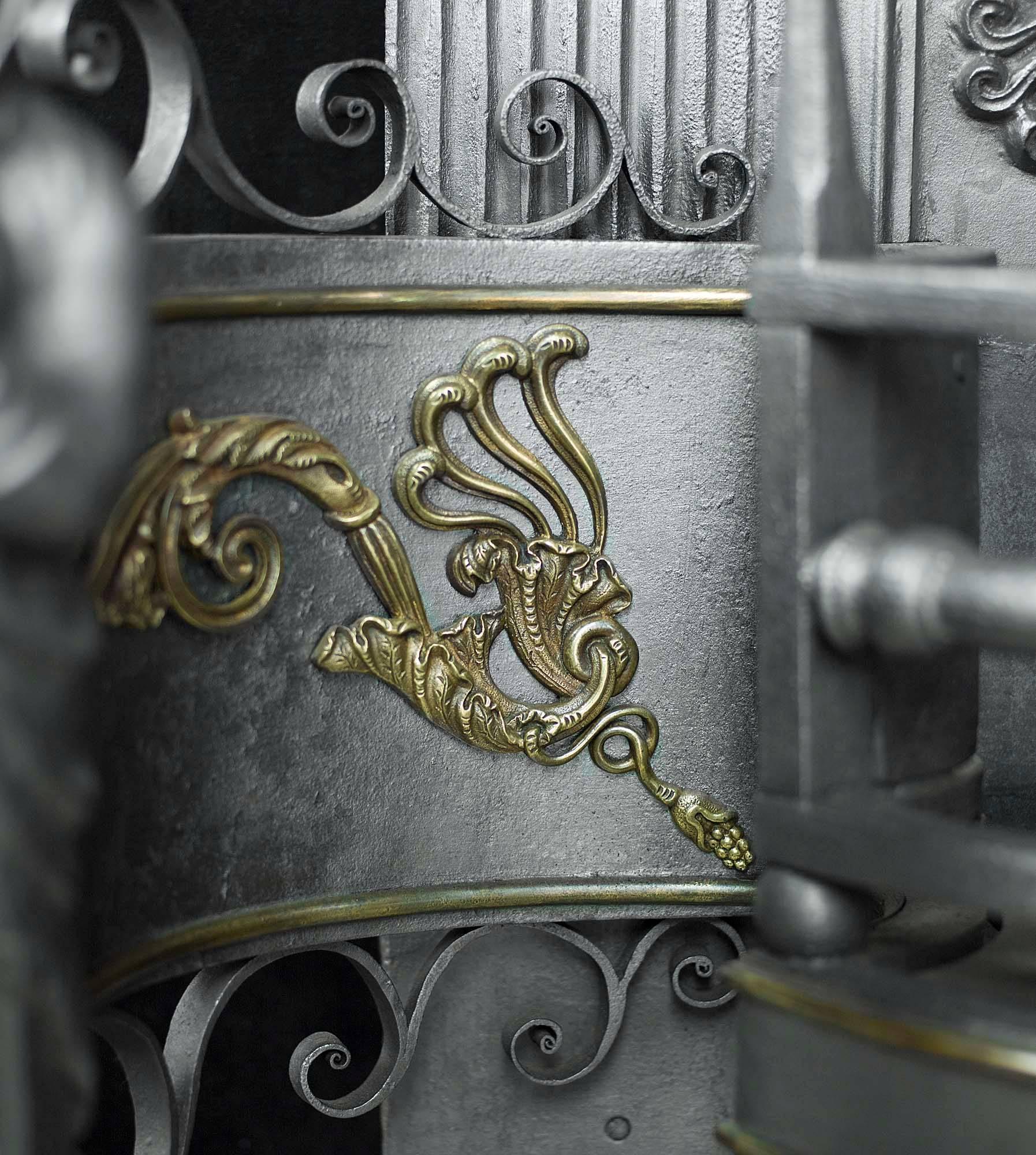 Grille de cheminée en laiton et en fonte et fer forgé George III Bon état - En vente à London, GB