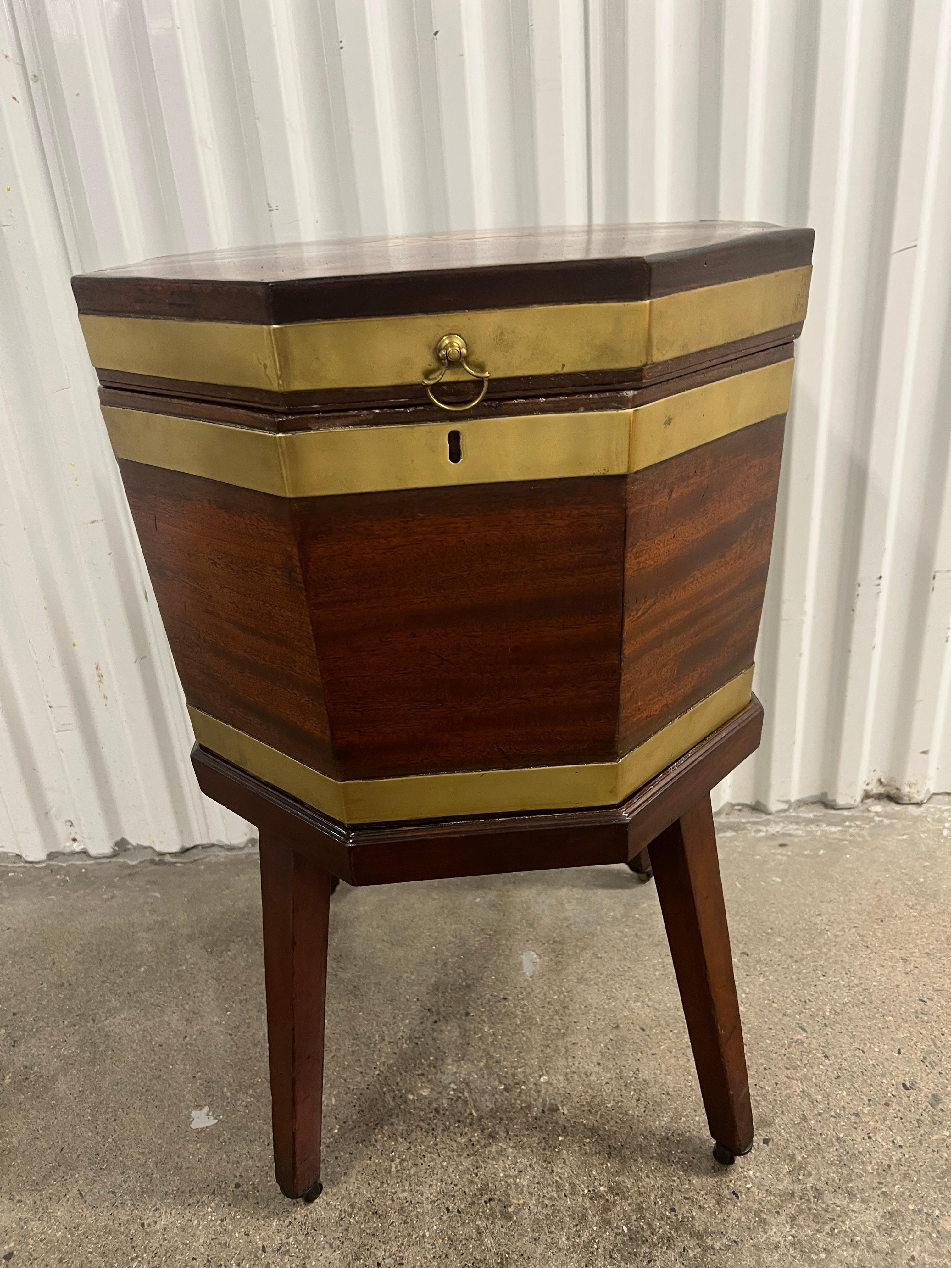 George III Brass Banded Mahogany Wine Cooler Cellarette W/ Liner & Fine Inlay In Good Condition In Atlanta, GA