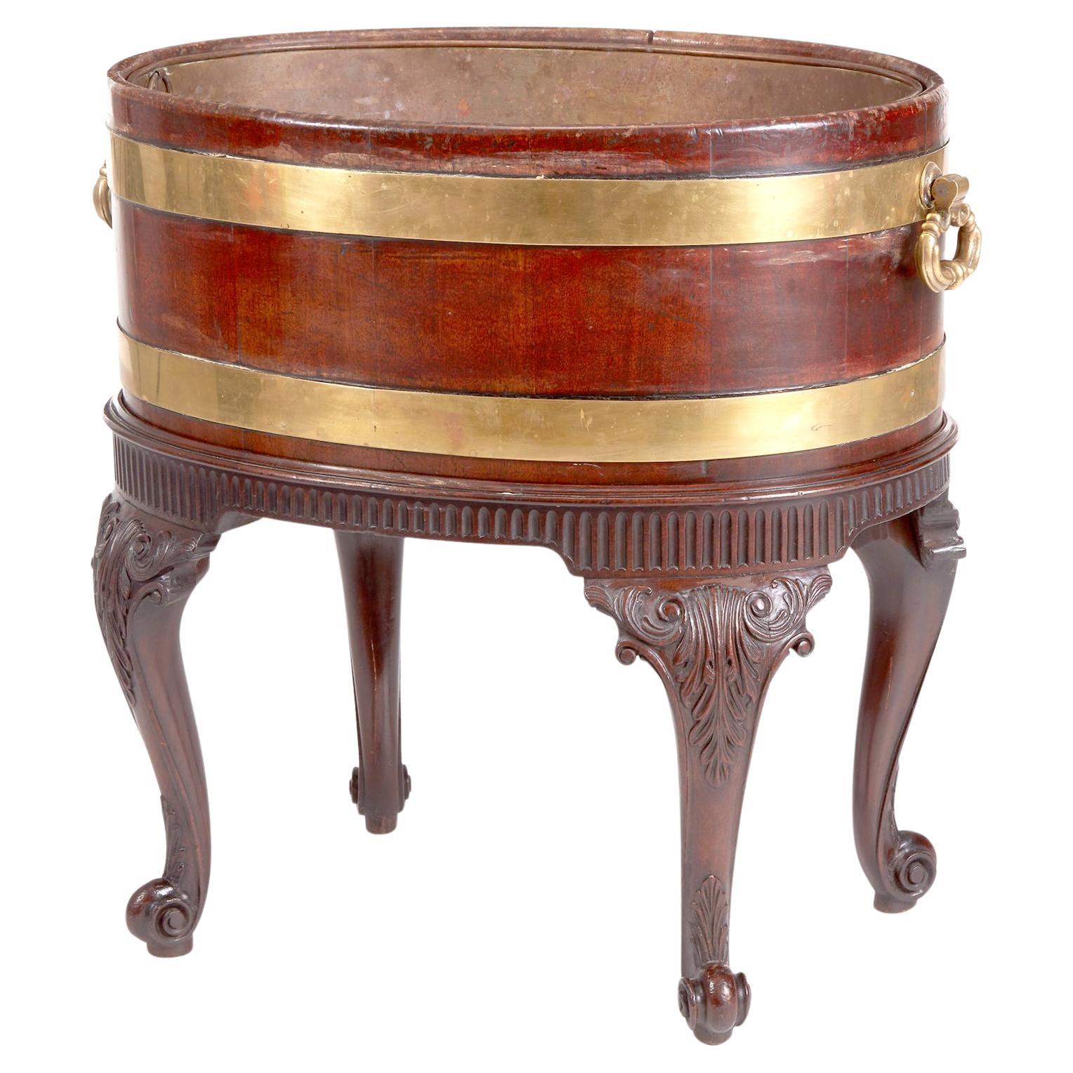 Cellaret en acajou courbé en laiton de style George III avec doublure sur un support magnifiquement sculpté