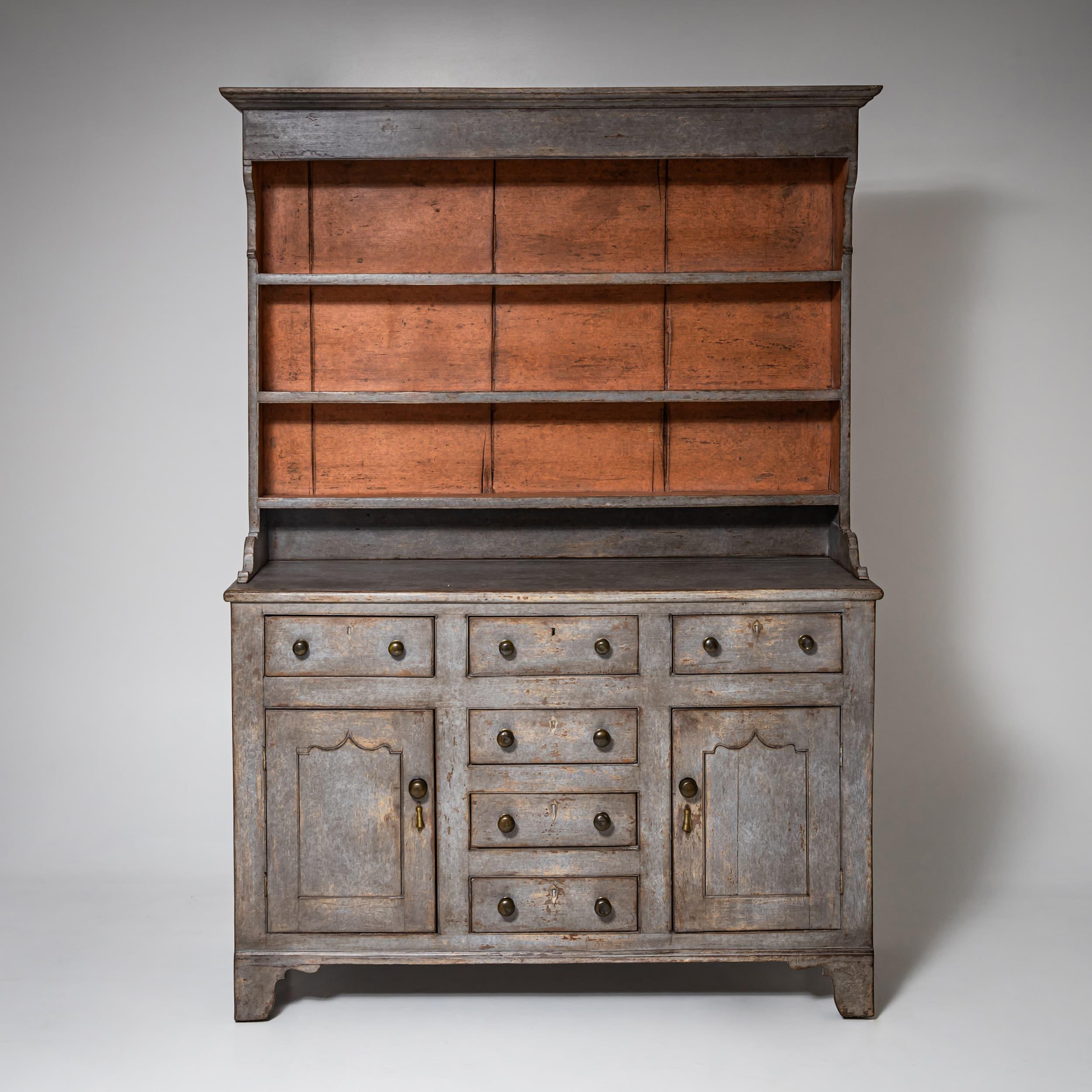 Grande buffet di George III con portapiatti, due porte e sei cassetti con pomelli in ottone. La finitura grigia e rosso mattone è nuova e in seguito ha ricevuto una patina antica.