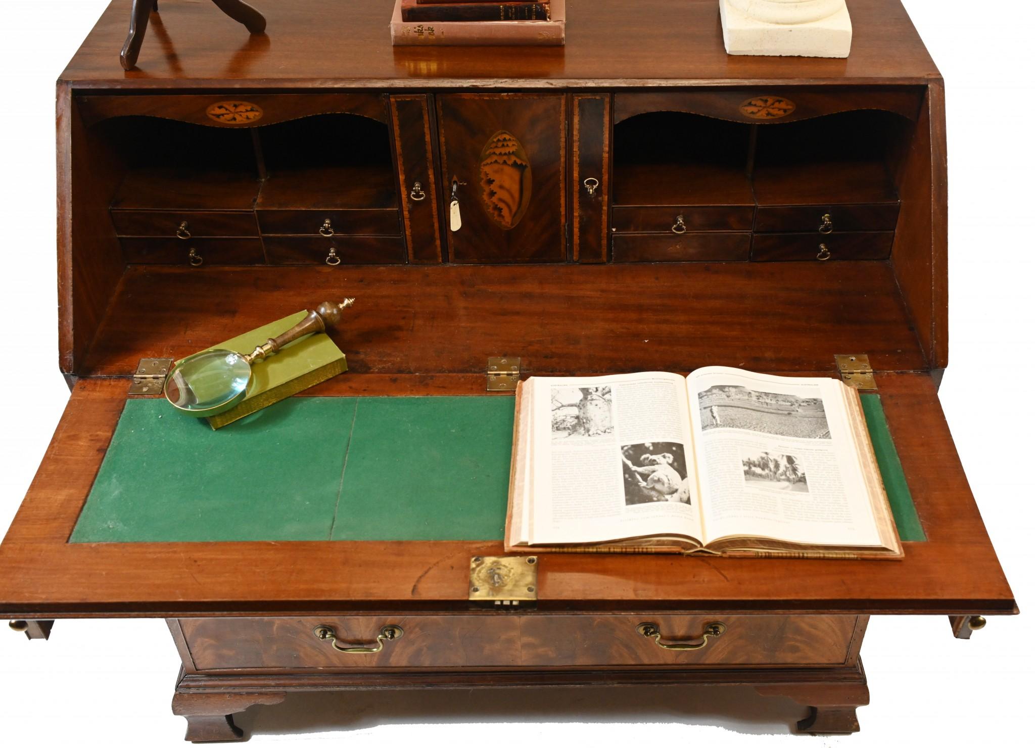 George III. Sekretär-Schreibtisch aus geflammtem Mahagoni im Zustand „Gut“ in Potters Bar, GB