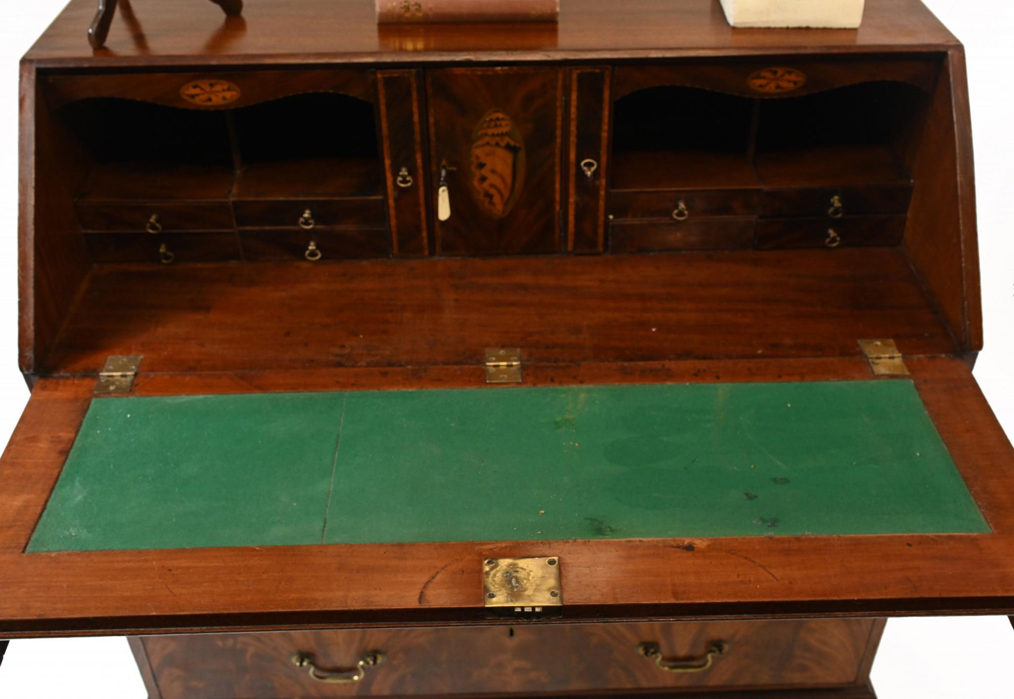 George III. Sekretär-Schreibtisch aus geflammtem Mahagoni 2