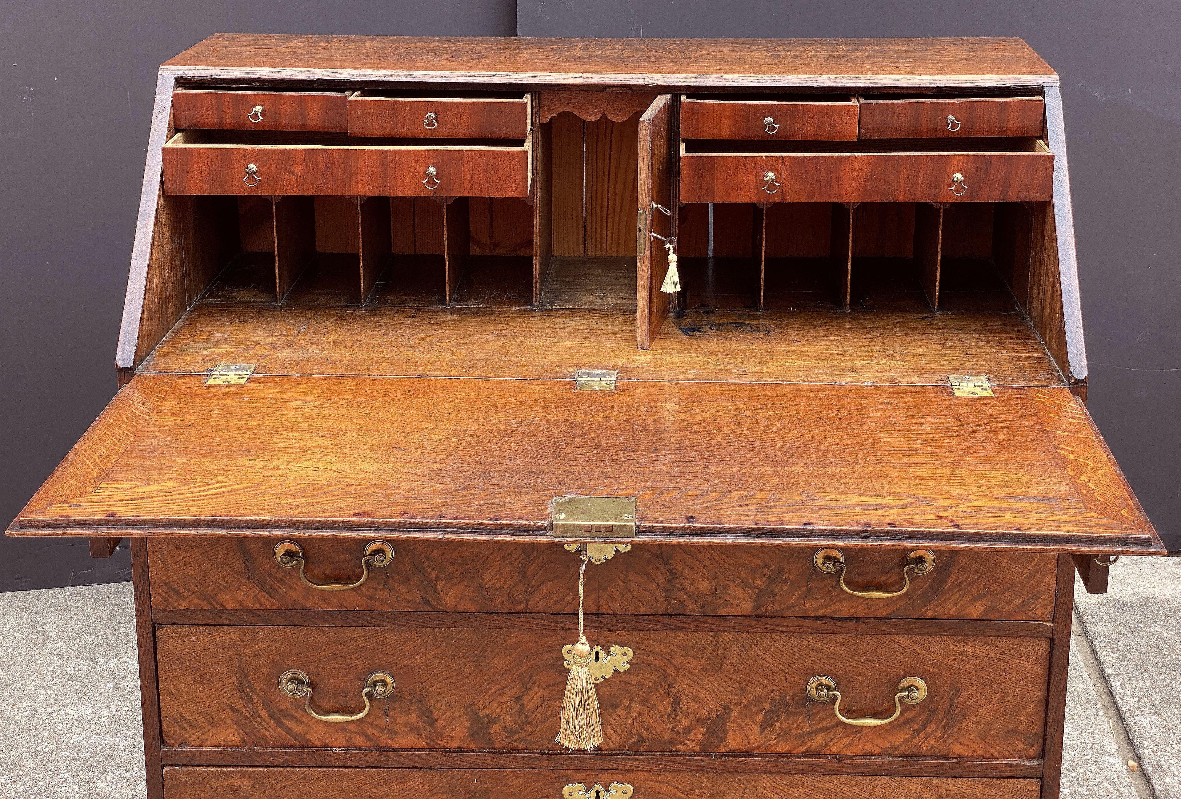 George III Bureau Desk or Secretary Chest from the 18th Century in vendita 3