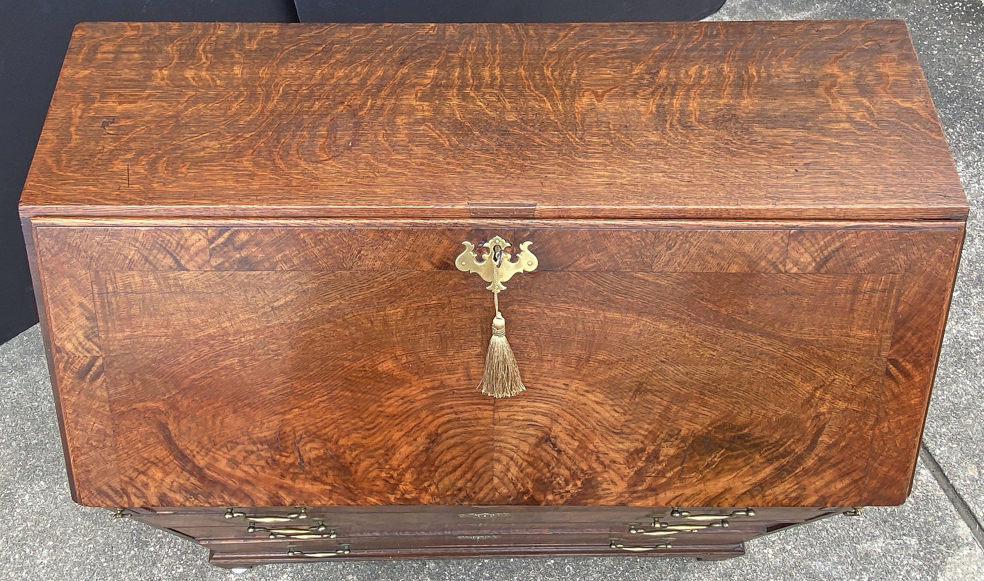 George III Bureau Desk or Secretary Chest from the 18th Century in vendita 4