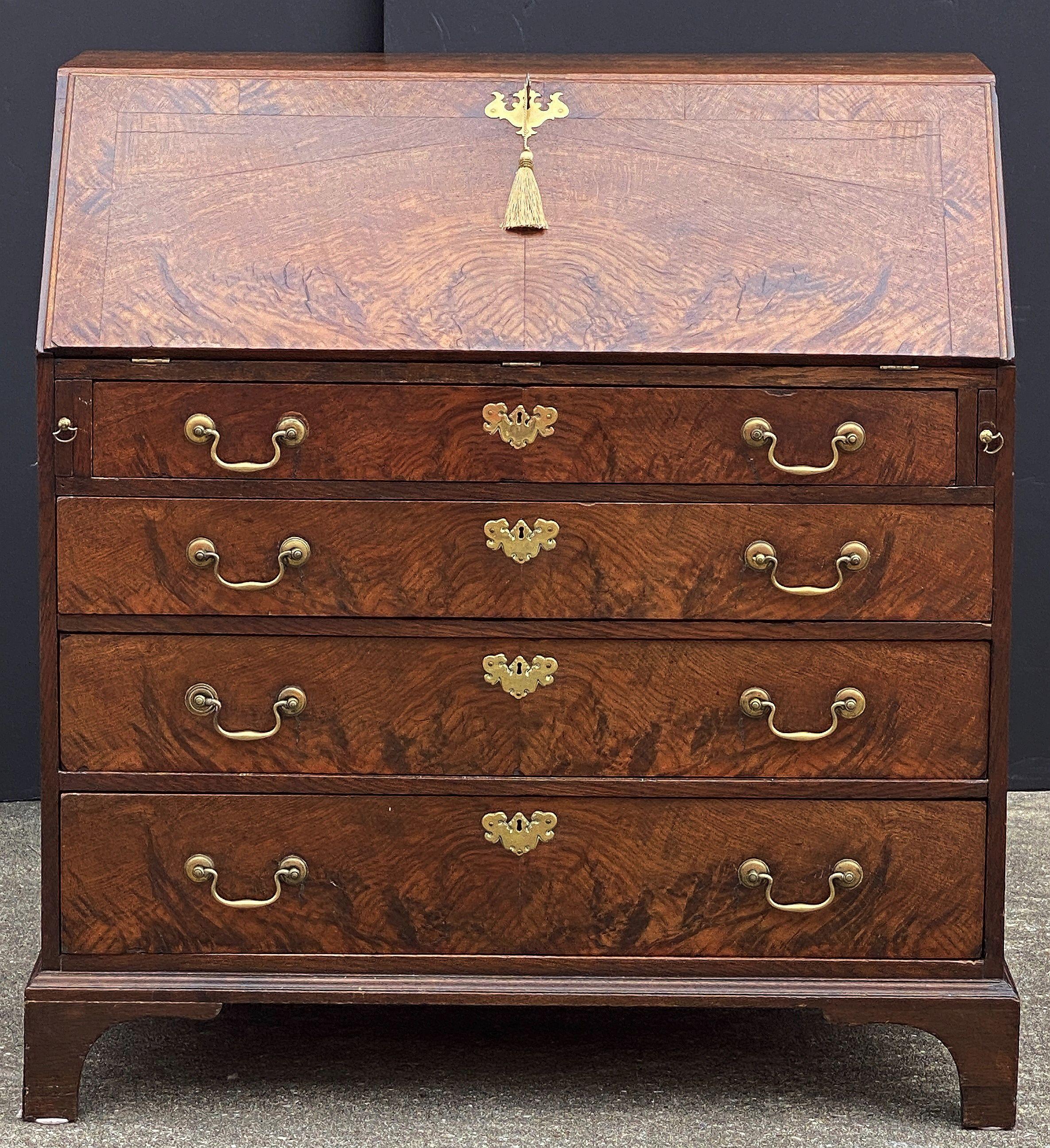 Inglese George III Bureau Desk or Secretary Chest from the 18th Century in vendita