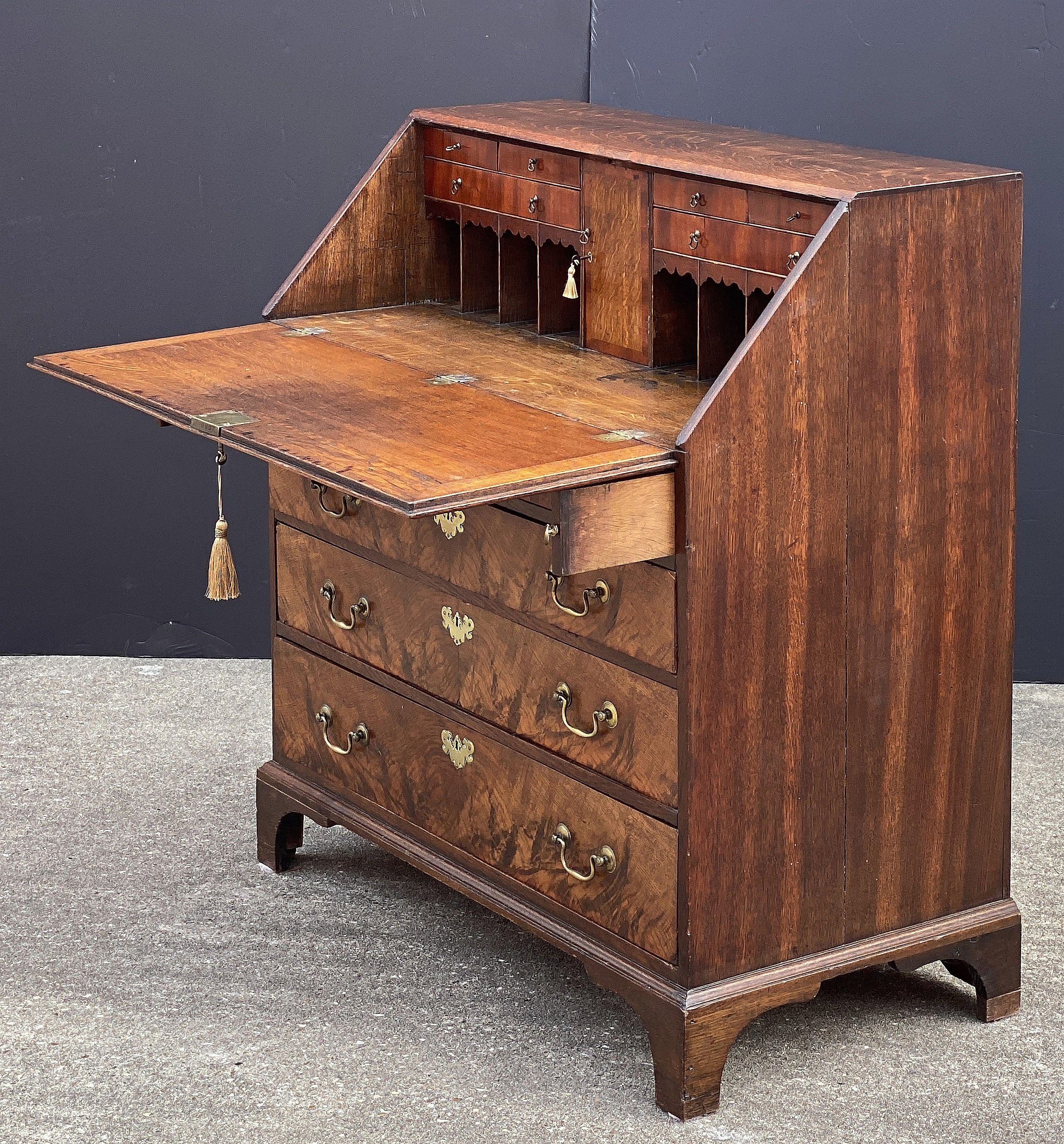 George III Bureau Desk or Secretary Chest from the 18th Century In condizioni buone in vendita a Austin, TX