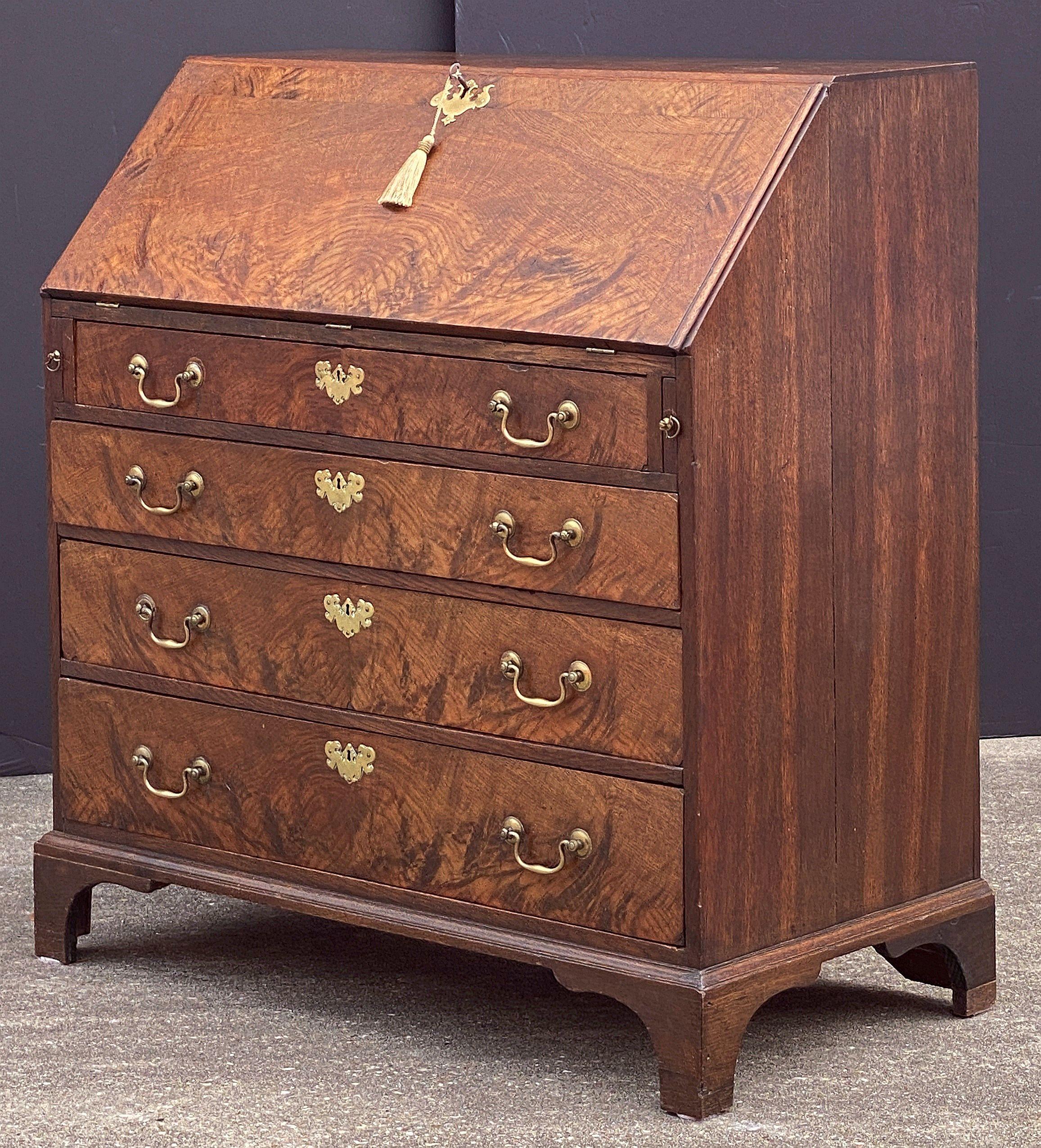 Fino al XVIII secolo George III Bureau Desk or Secretary Chest from the 18th Century in vendita