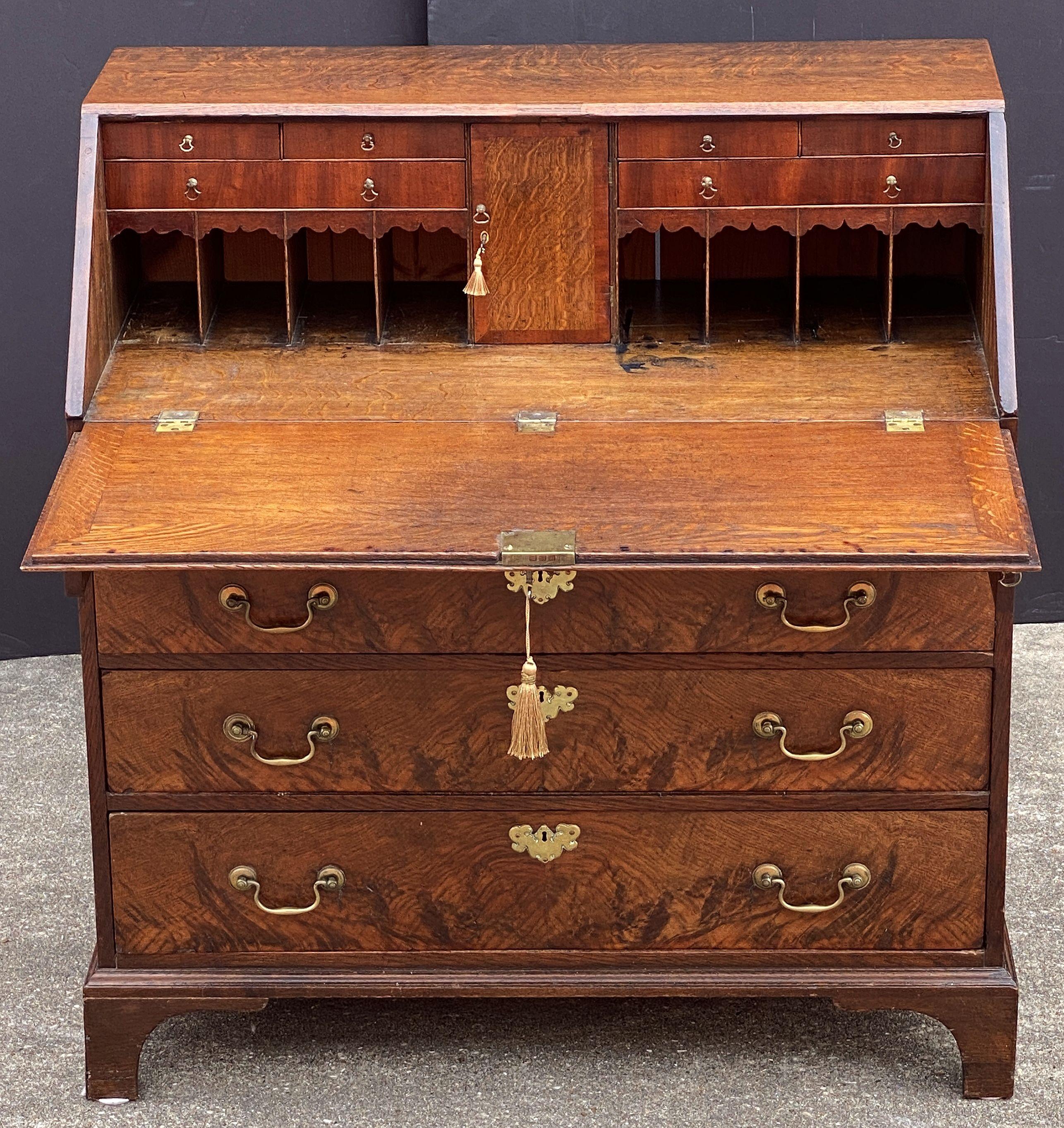 George III Bureau Desk or Secretary Chest from the 18th Century in vendita 2