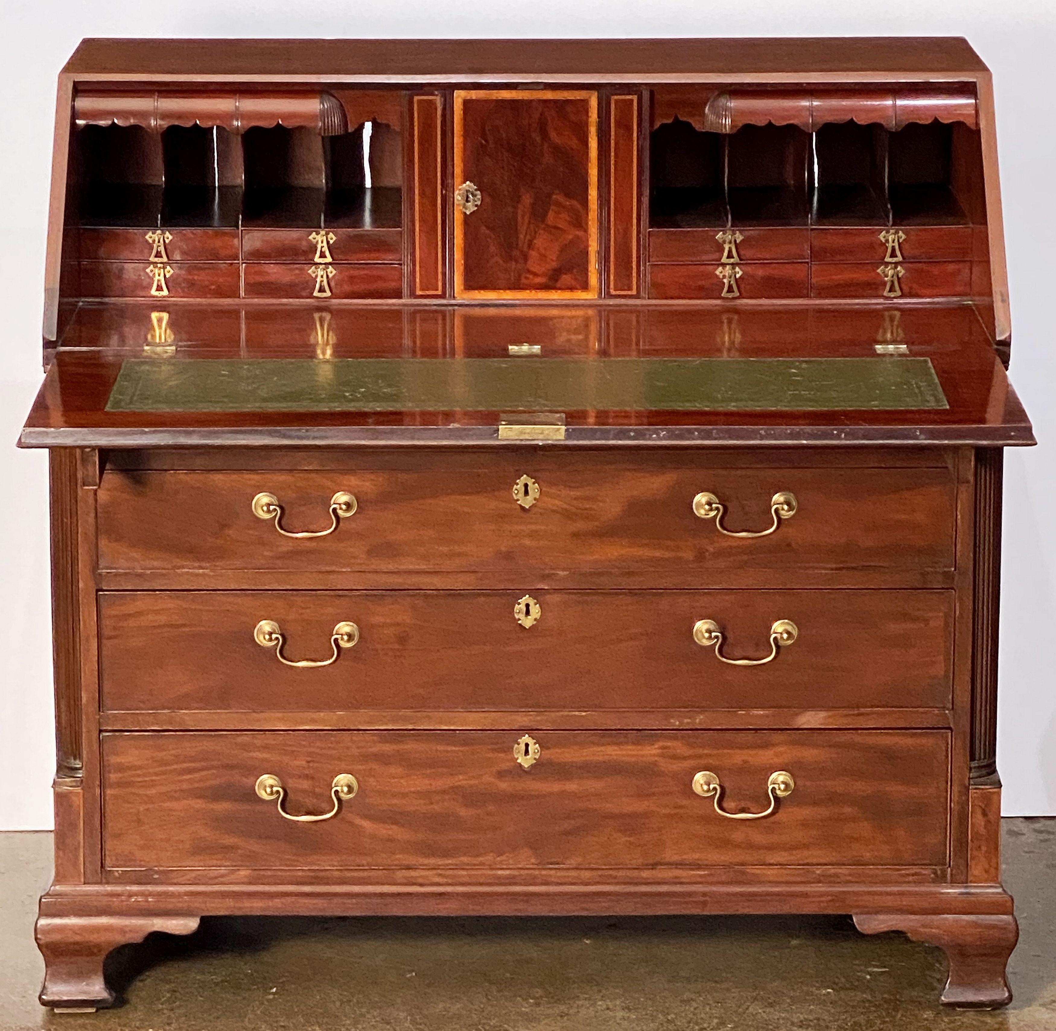 George III Bureau Desk or Secretary Chest of Mahogany from the 18th Century For Sale 4