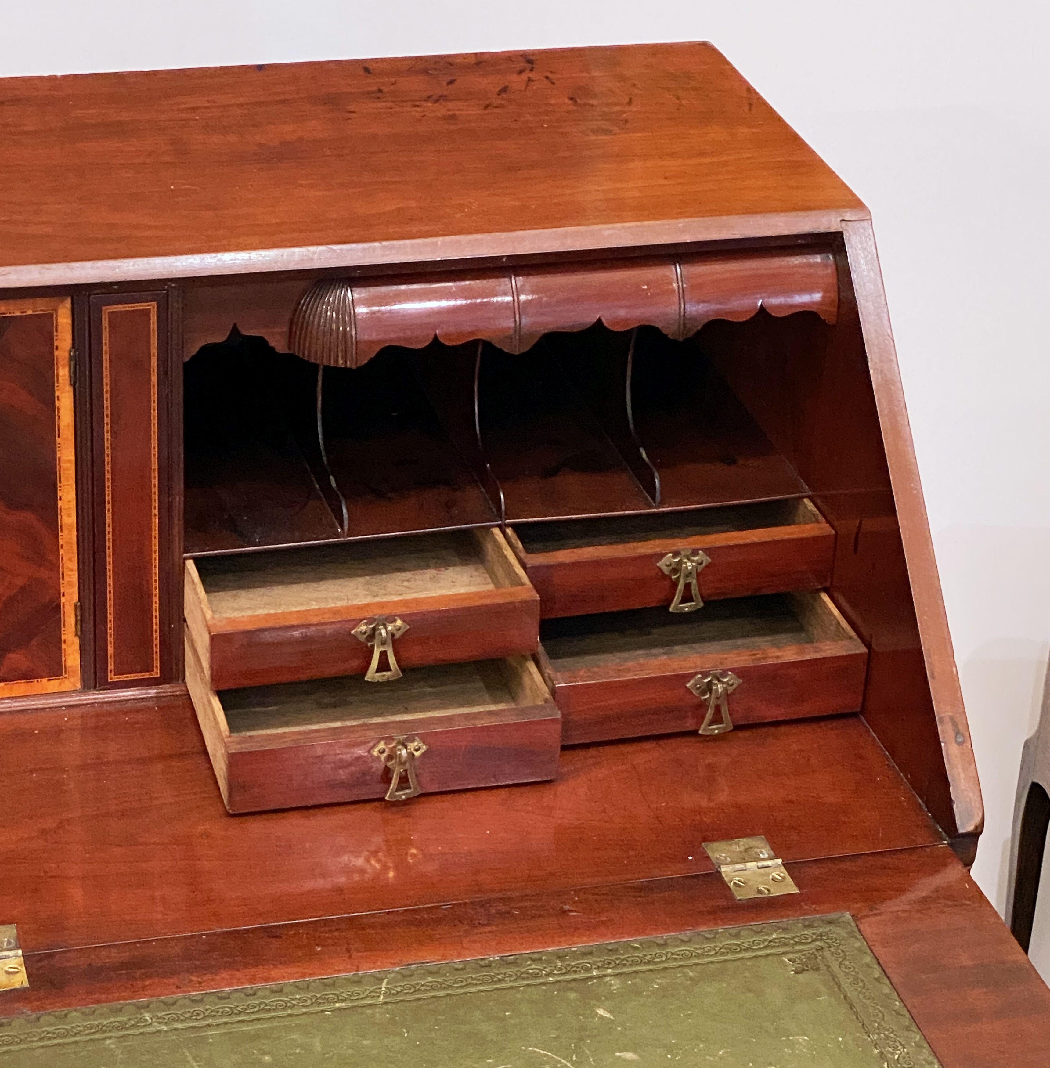 George III Bureau Desk or Secretary Chest of Mahogany from the 18th Century In Good Condition For Sale In Austin, TX