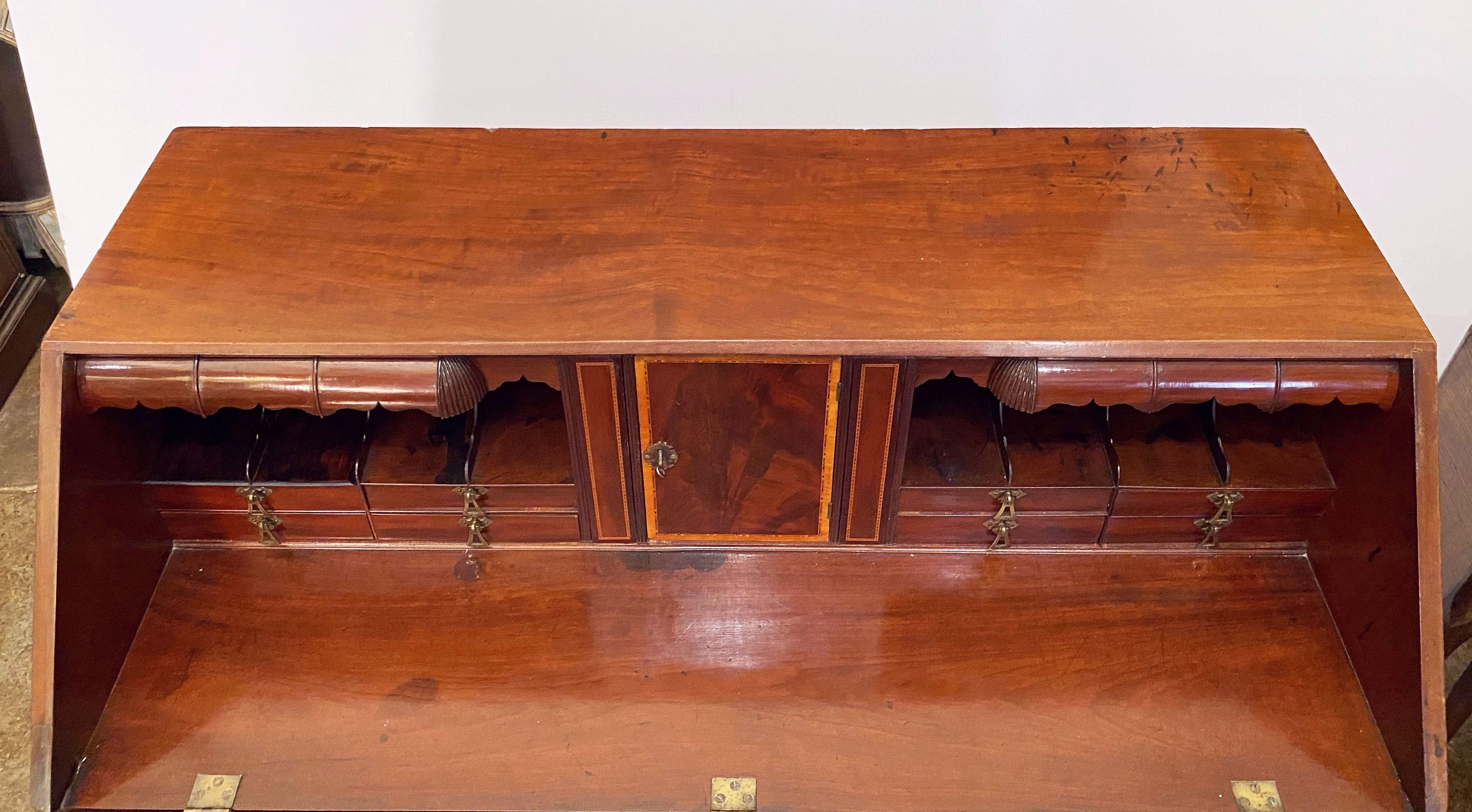 George III Bureau Desk or Secretary Chest of Mahogany from the 18th Century For Sale 2