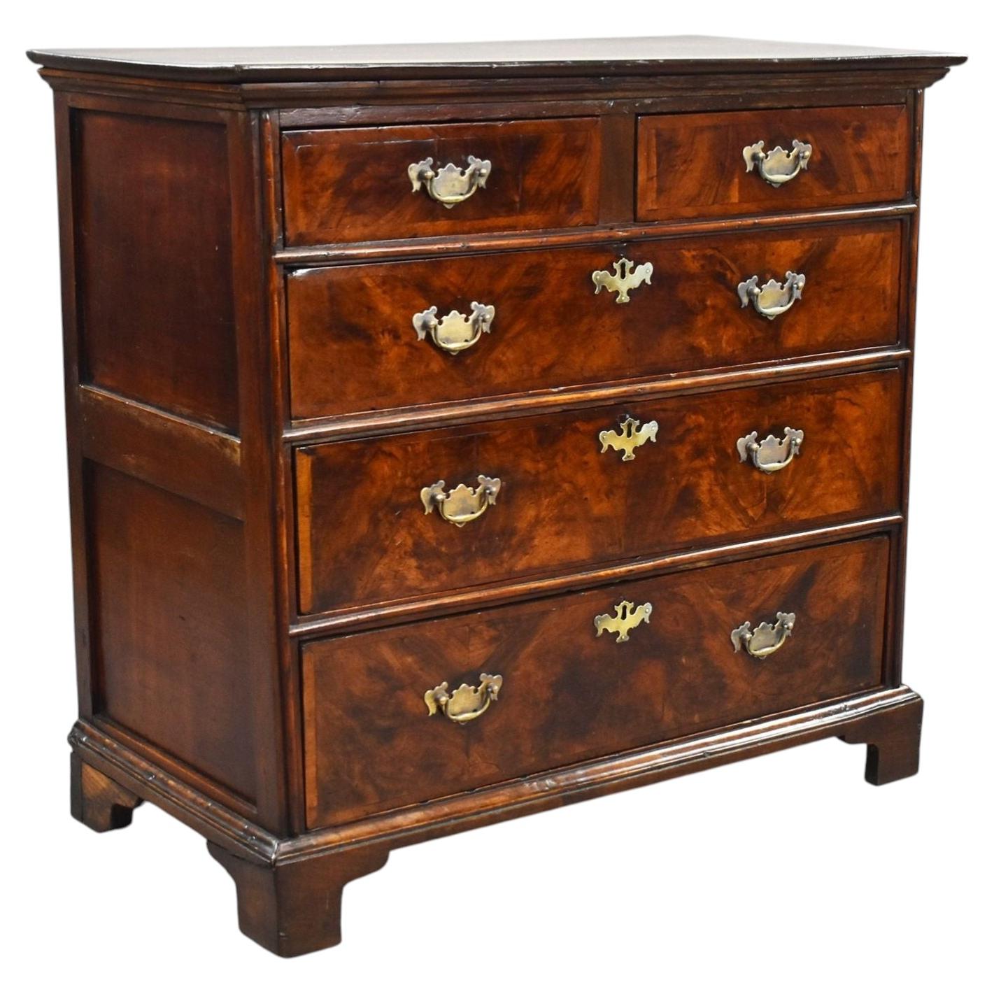 Commode George III en ronce de noyer en vente