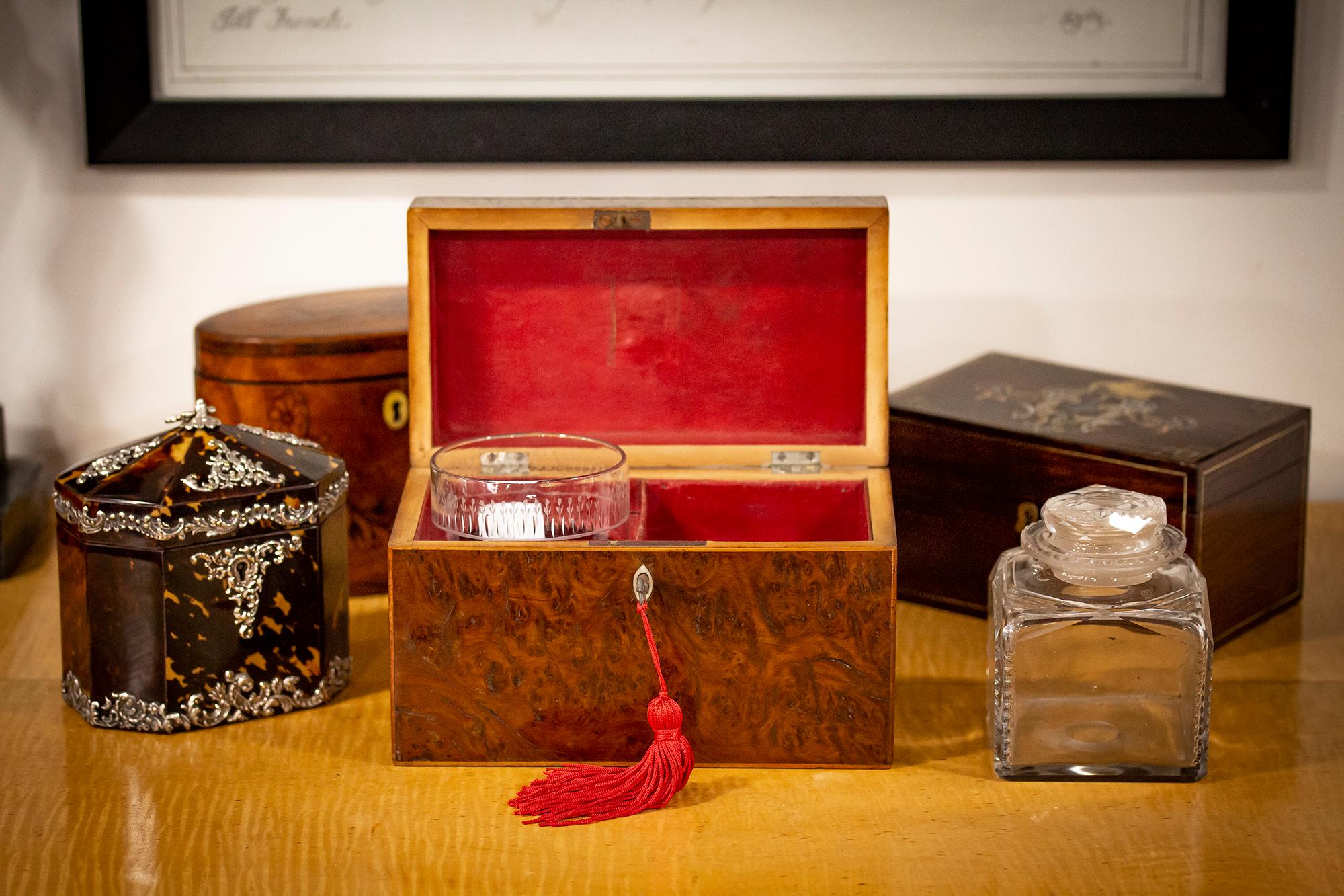 Foderato di velluto rosso Circa 1790

Dalla nostra collezione di Tea Caddy, siamo lieti di offrirti questa cassetta da tè georgiana in legno di tasso. Il baule da tè è di forma rettangolare e presenta un'incorniciatura quadrata in Wood all'esterno