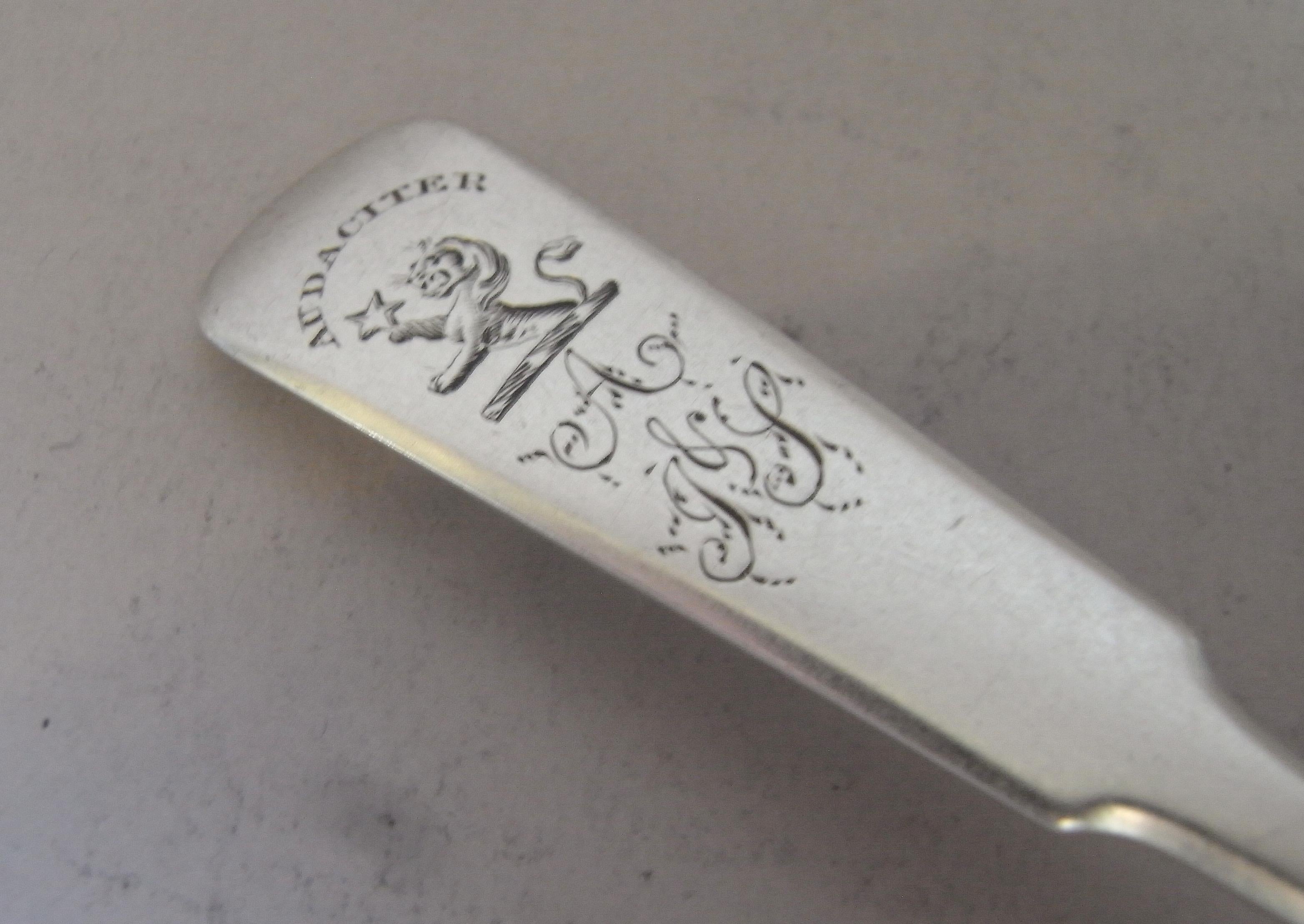 Rare cuillère à beurre de George III fabriquée à Edinbugh en 1816 par George Dalgleish.

La cuillère à beurre est modelée selon le modèle Fiddle et présente un bol rectangulaire aux coins arrondis.  Le haut de la tige est gravé d'un écusson écossais