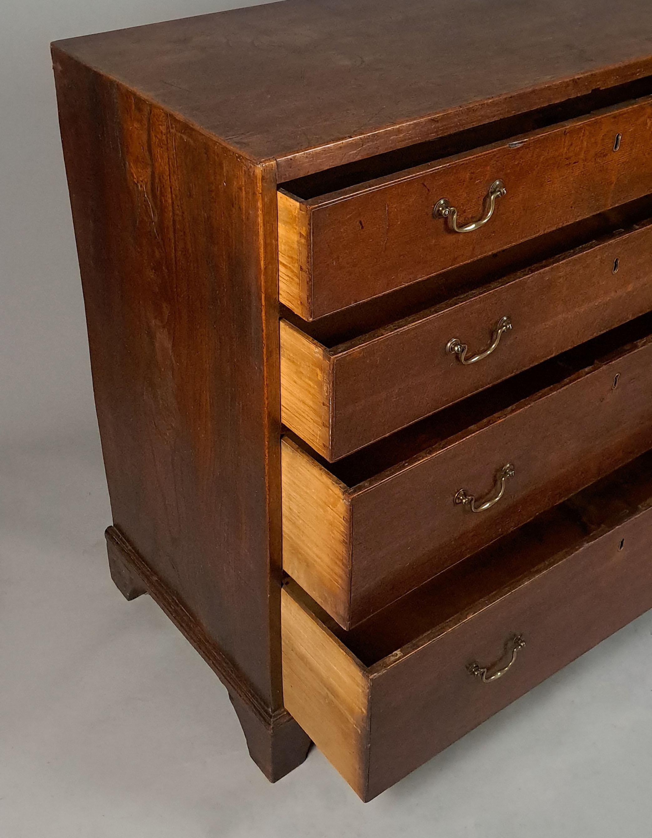 George III Caddy Top Oak and Elm Chest of Drawers c. 1790 In Good Condition For Sale In Heathfield, GB