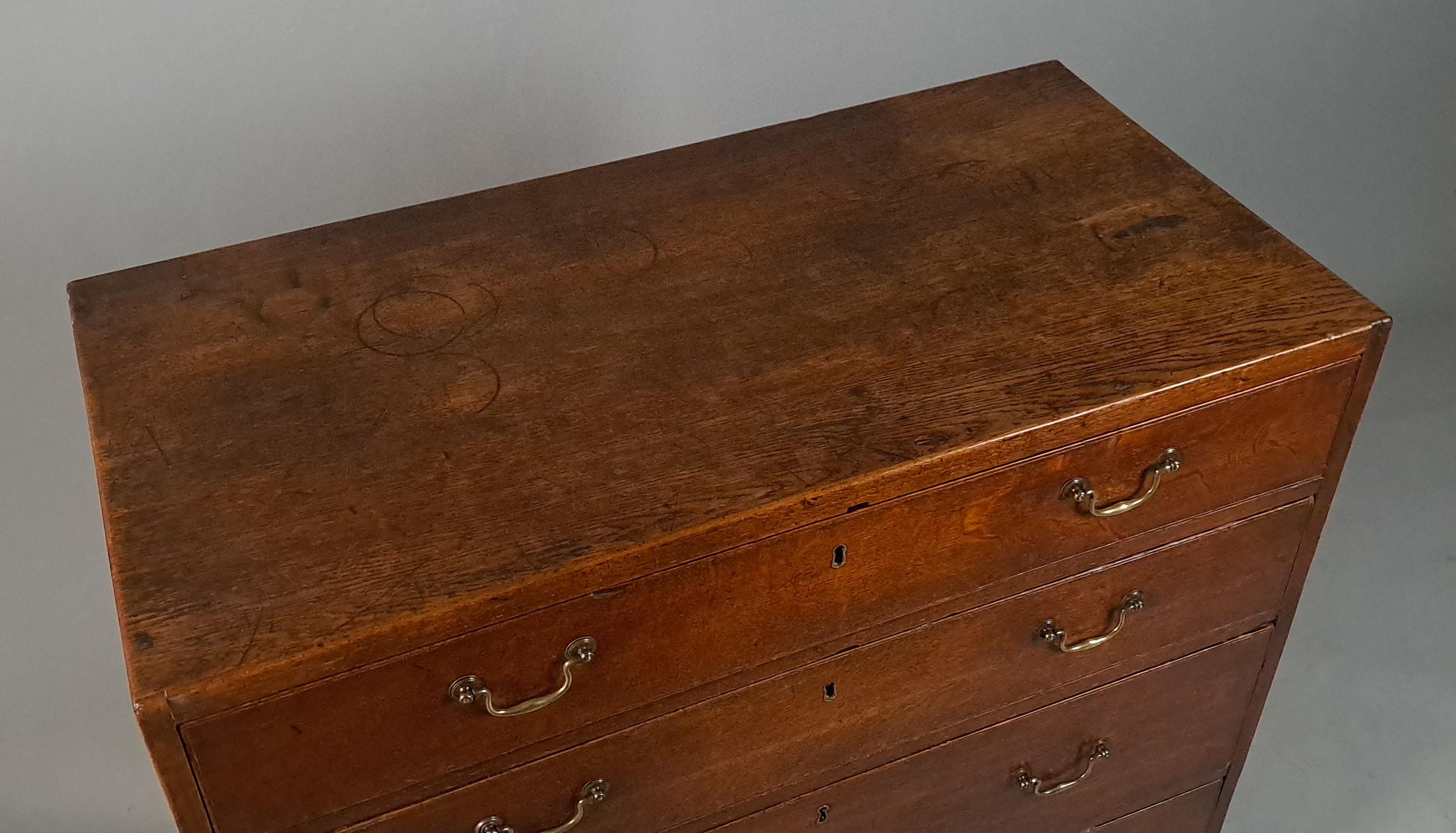 George III Caddy Top Oak and Elm Chest of Drawers c. 1790 For Sale 3