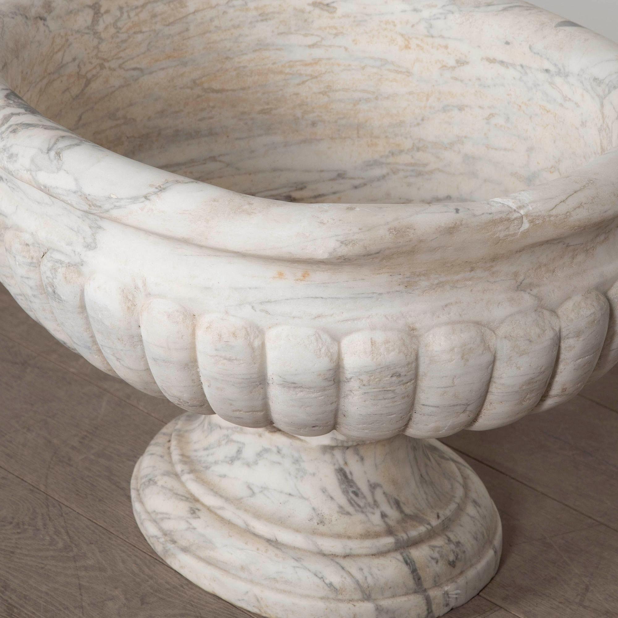George III Carved Marble Cistern In Good Condition For Sale In Gloucestershire, GB