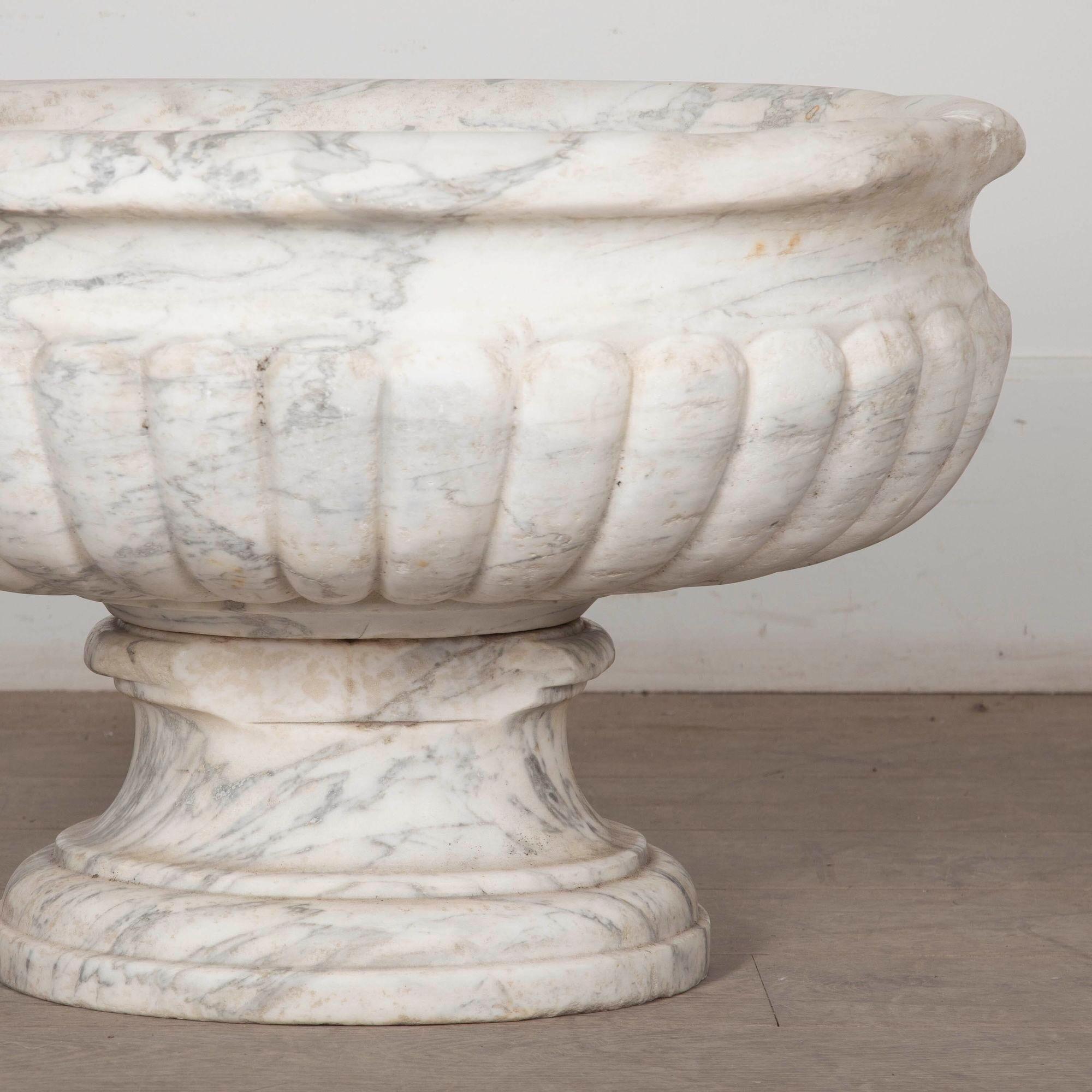 XVIIIe siècle et antérieur Réservoir en marbre sculpté George III en vente