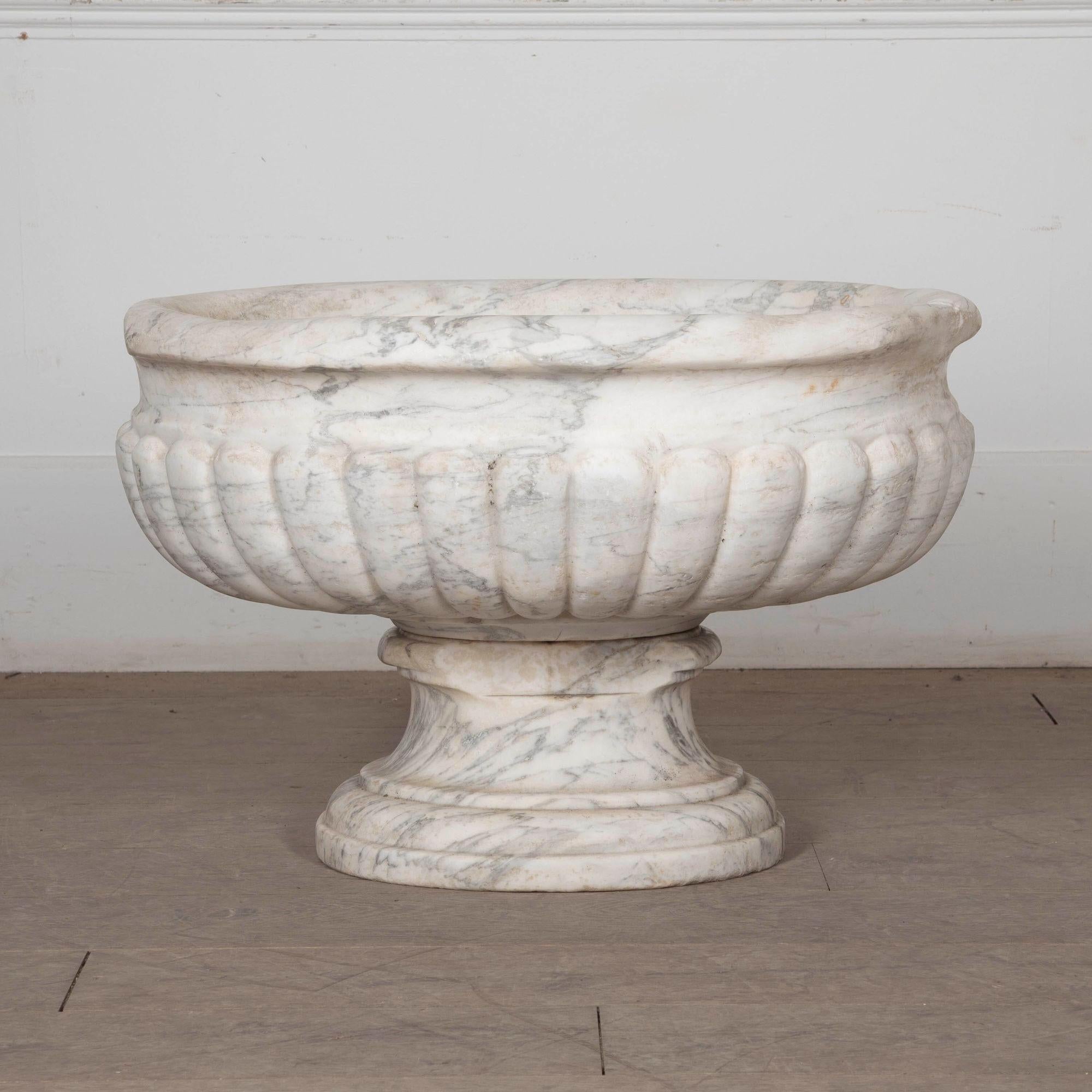 Marbre Réservoir en marbre sculpté George III en vente