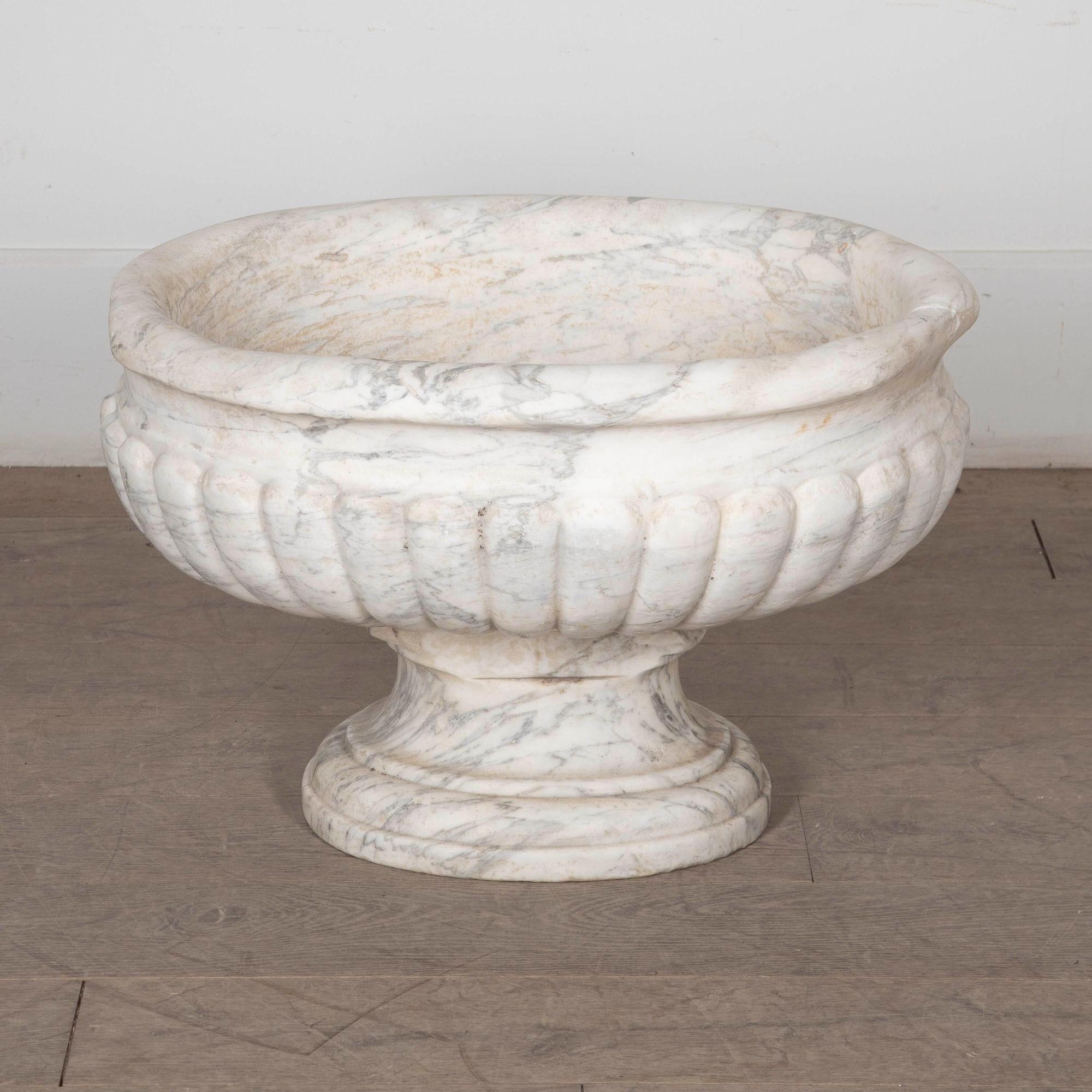Réservoir en marbre sculpté George III en vente 1