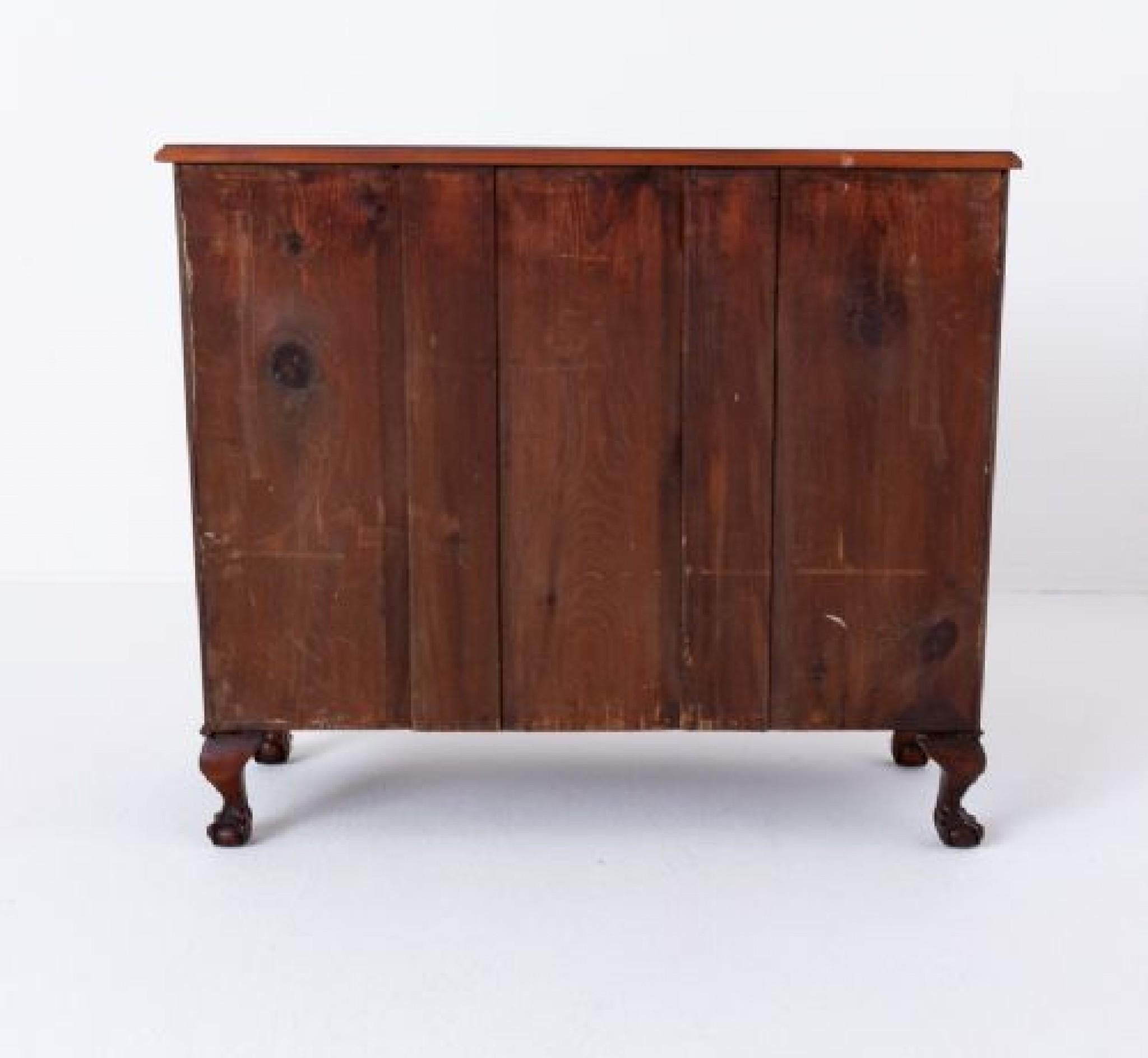 Ecco una cassettiera ad arco in mogano di buona qualità, in stile George III.
Circa 1920
Si erge su gambe a forma di tozza con piedi a sfera e artiglio.
La cassettiera è dotata di 4 cassetti graduati rivestiti in mogano; i cassetti hanno splendidi