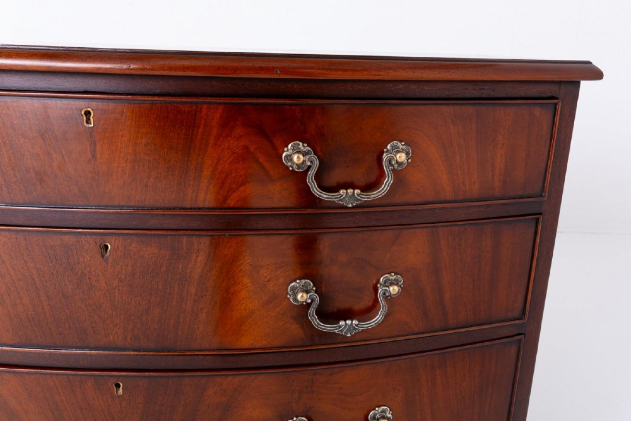 George III Chest Drawers Bow Front Mahogany In Good Condition For Sale In Potters Bar, GB