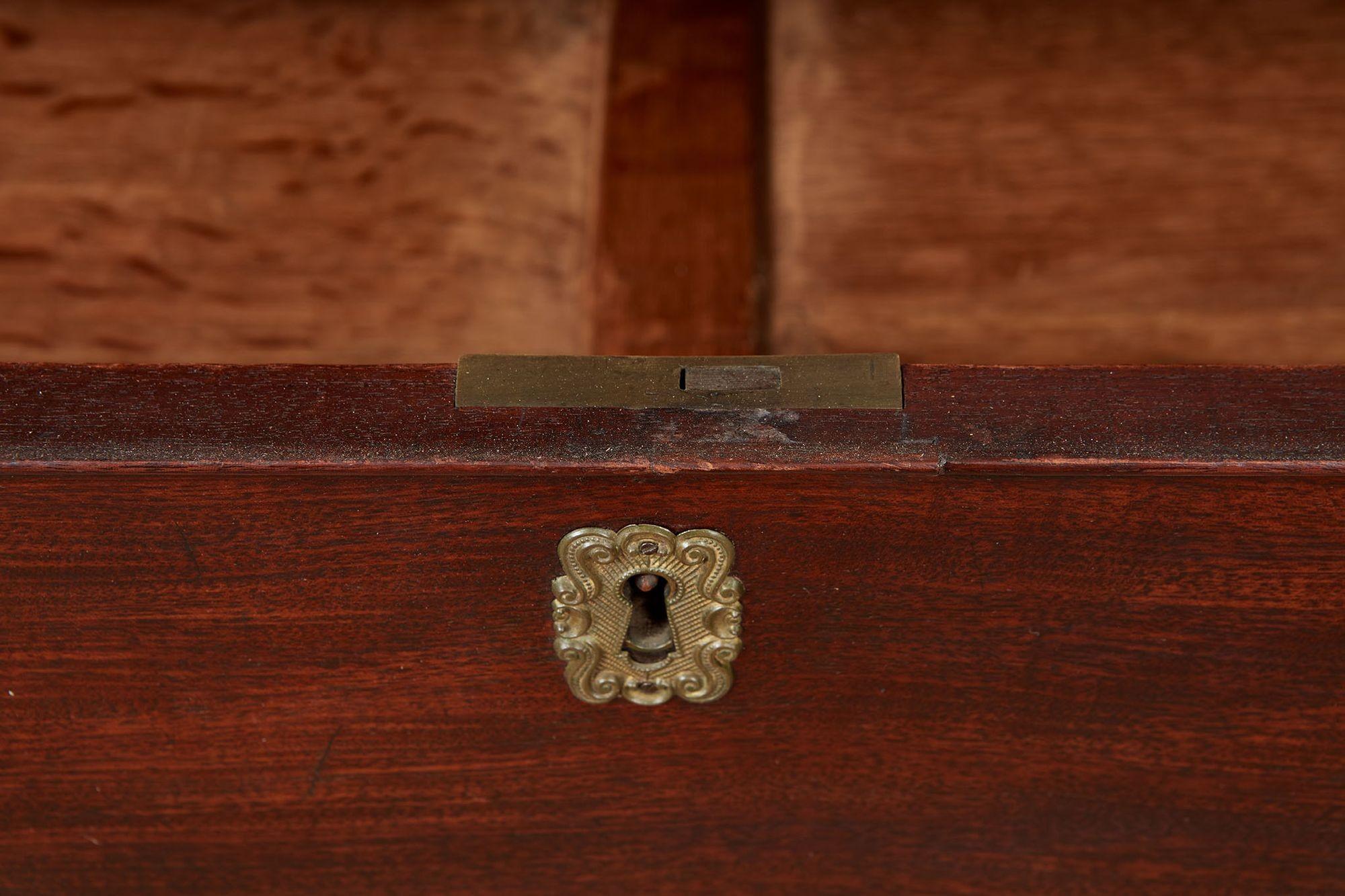 George III Chest of Drawers In Good Condition For Sale In Greenwich, CT