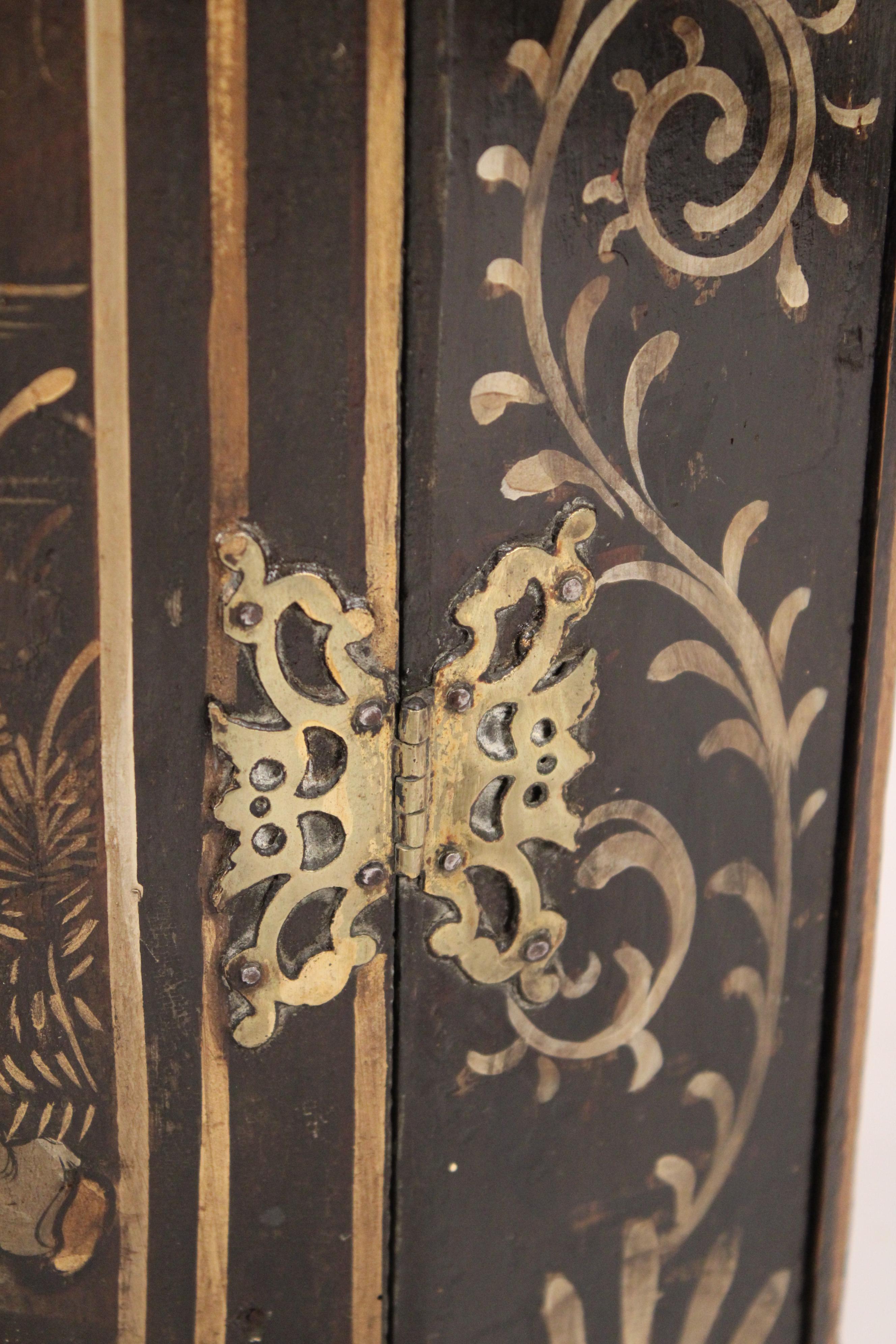 Armoire d'angle suspendue décorée de chinoiseries George III 4