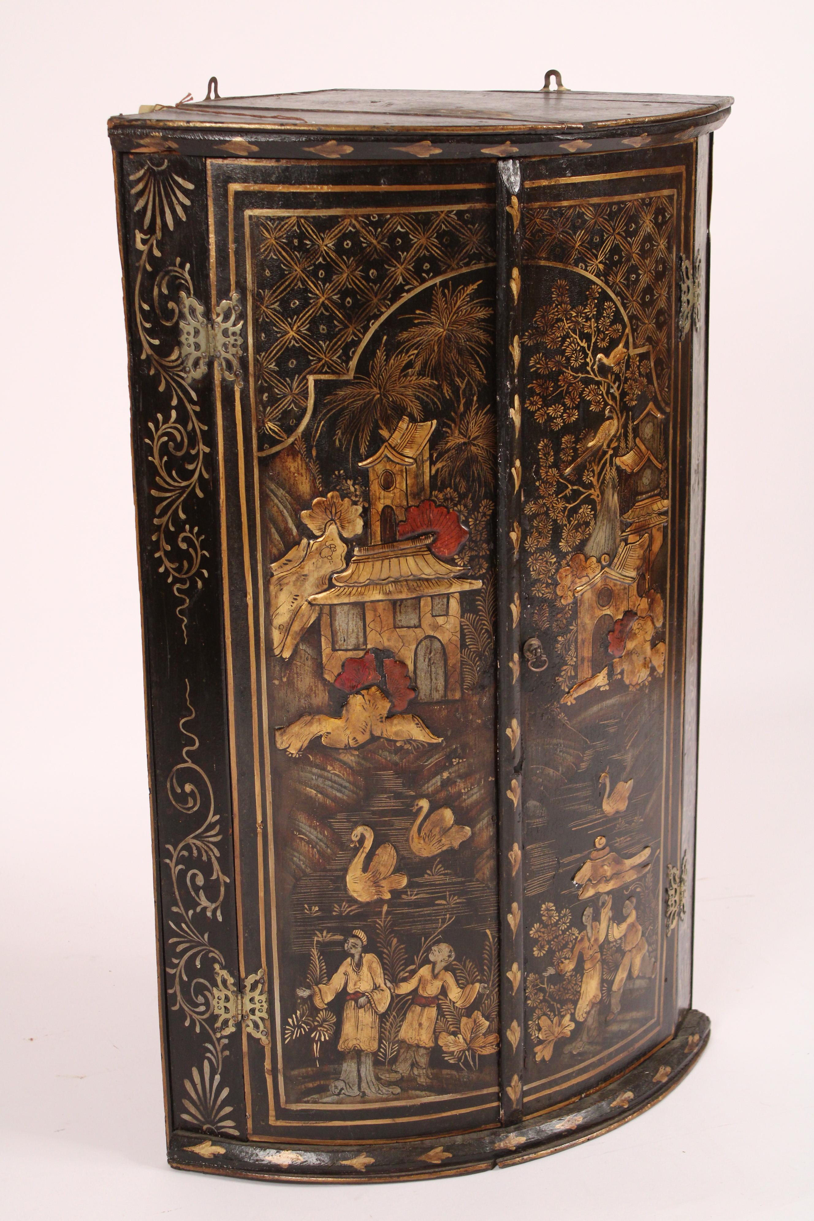 Anglais Armoire d'angle suspendue décorée de chinoiseries George III
