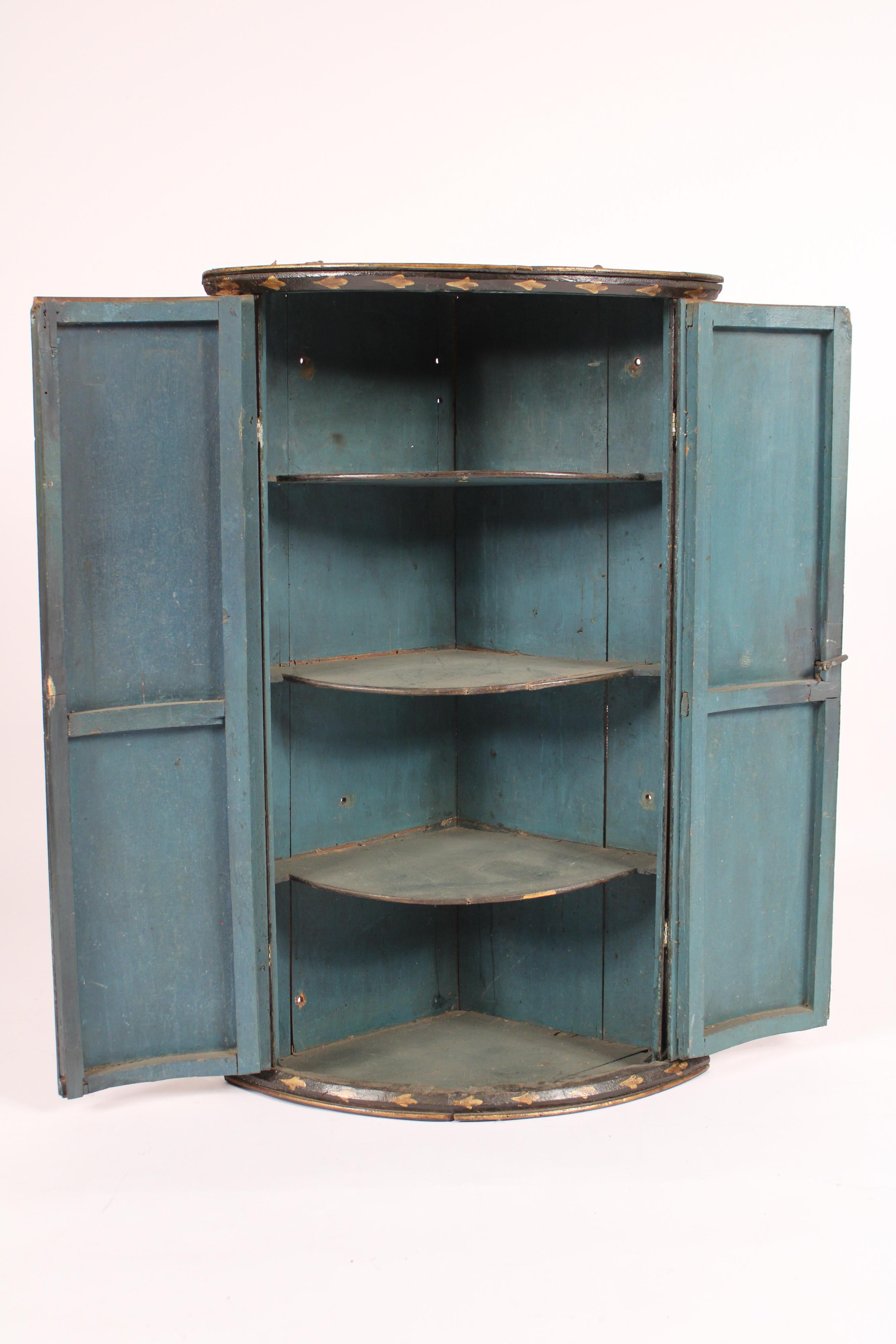George III Chinoiserie Decorated Hanging Corner Cabinet In Good Condition For Sale In Laguna Beach, CA