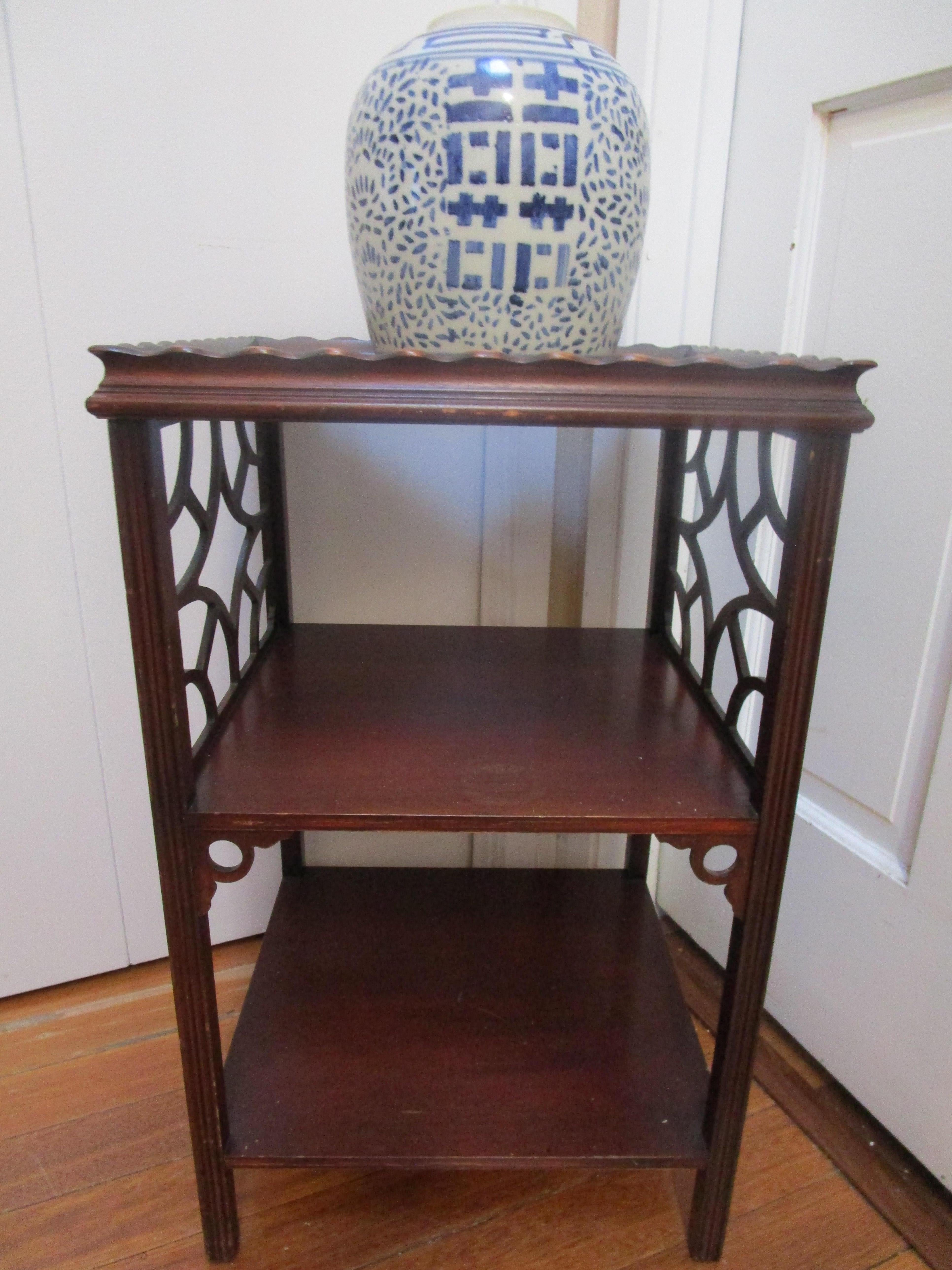 George III Chinoiserie Style Mahogany Three-Tier End Table Shelf In Good Condition For Sale In Lomita, CA