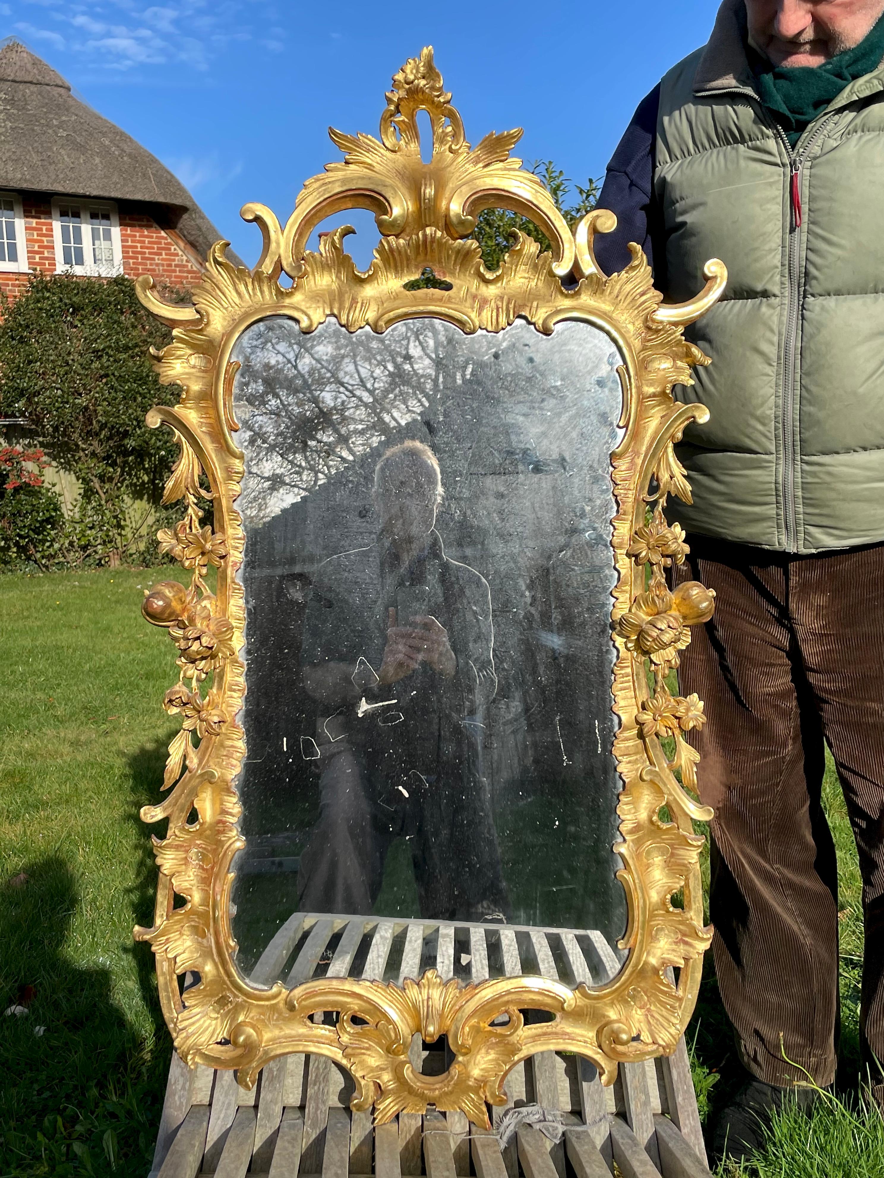 Bois doré Miroir Chippendale en bois doré sculpté de style George III en vente