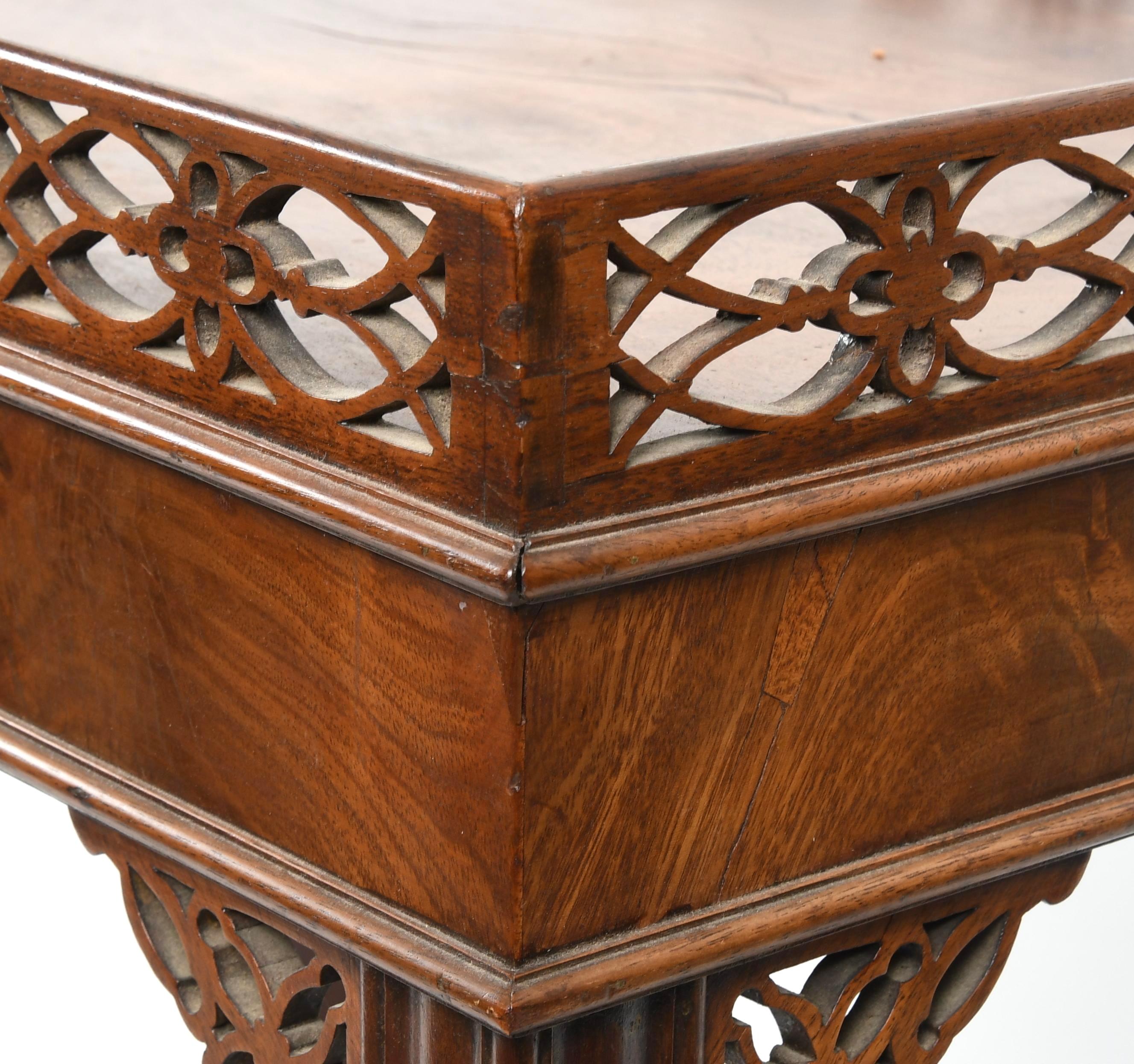 George III Chippendale Carved Mahogany Silver Table en venta 5