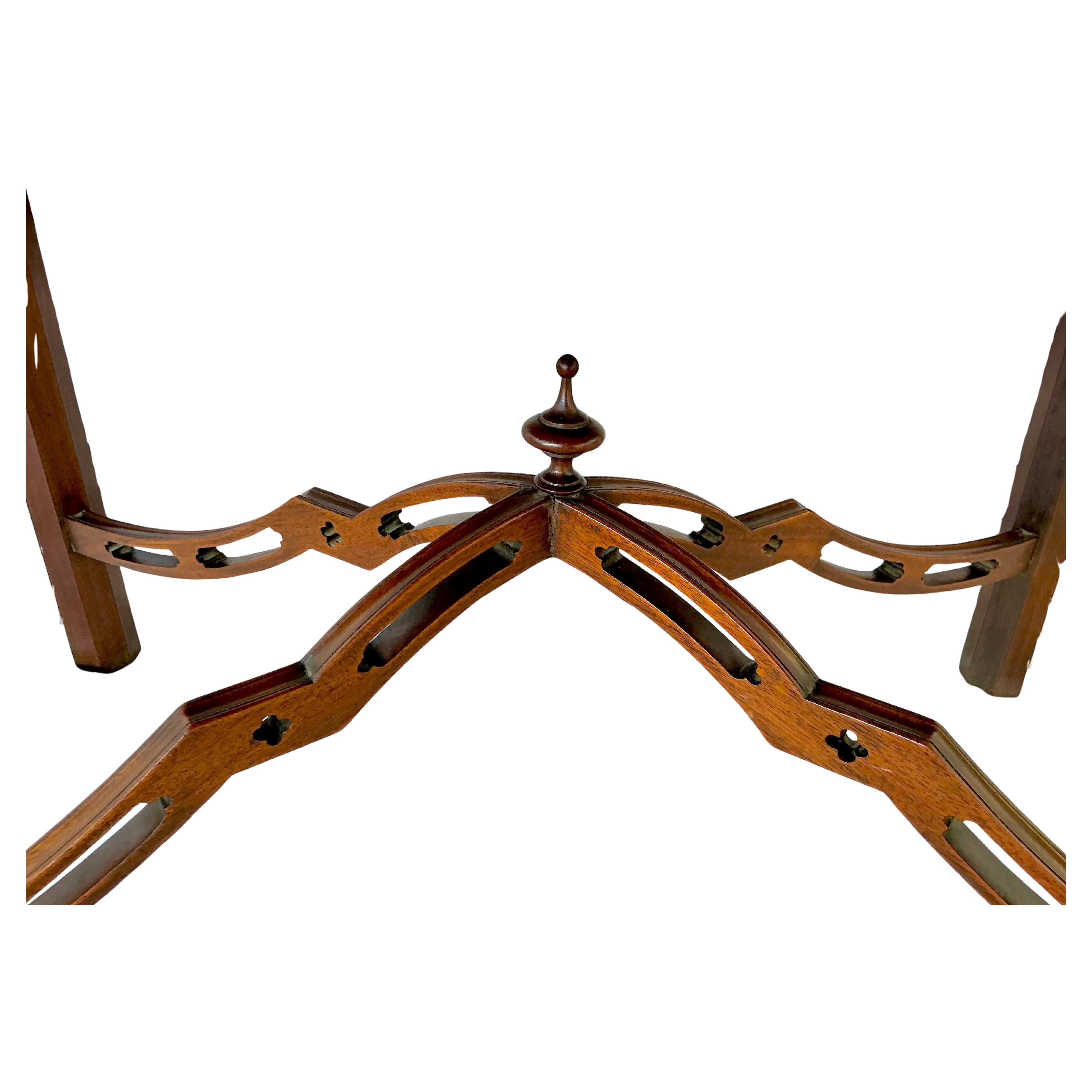 George III Chippendale Carved Mahogany Silver Table Caoba en venta