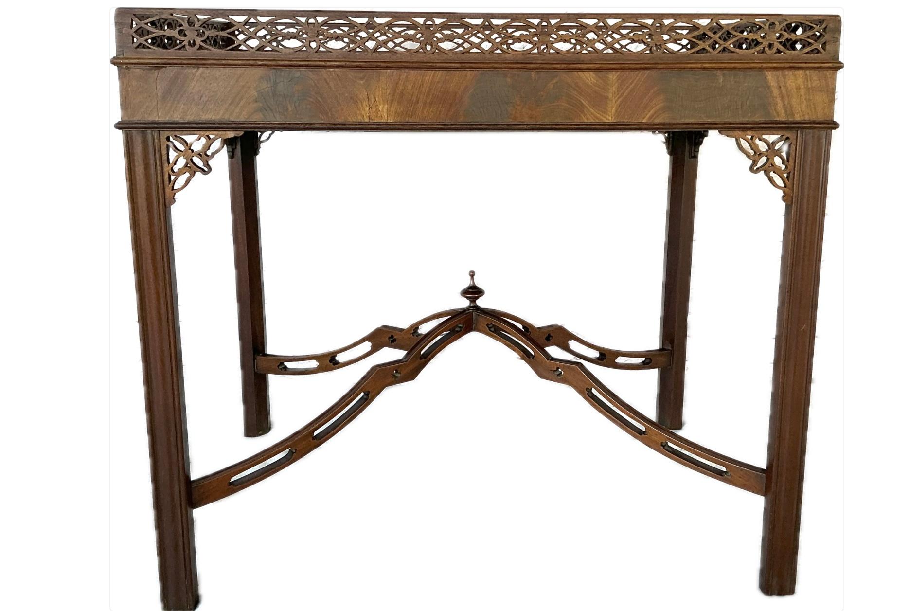 George III Chippendale Carved Mahogany Silver Table en venta 2