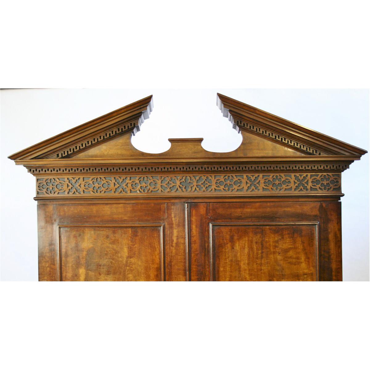 George III Chippendale Mahogany Bureau Cabinet with Pediment In Good Condition For Sale In Barrington, IL