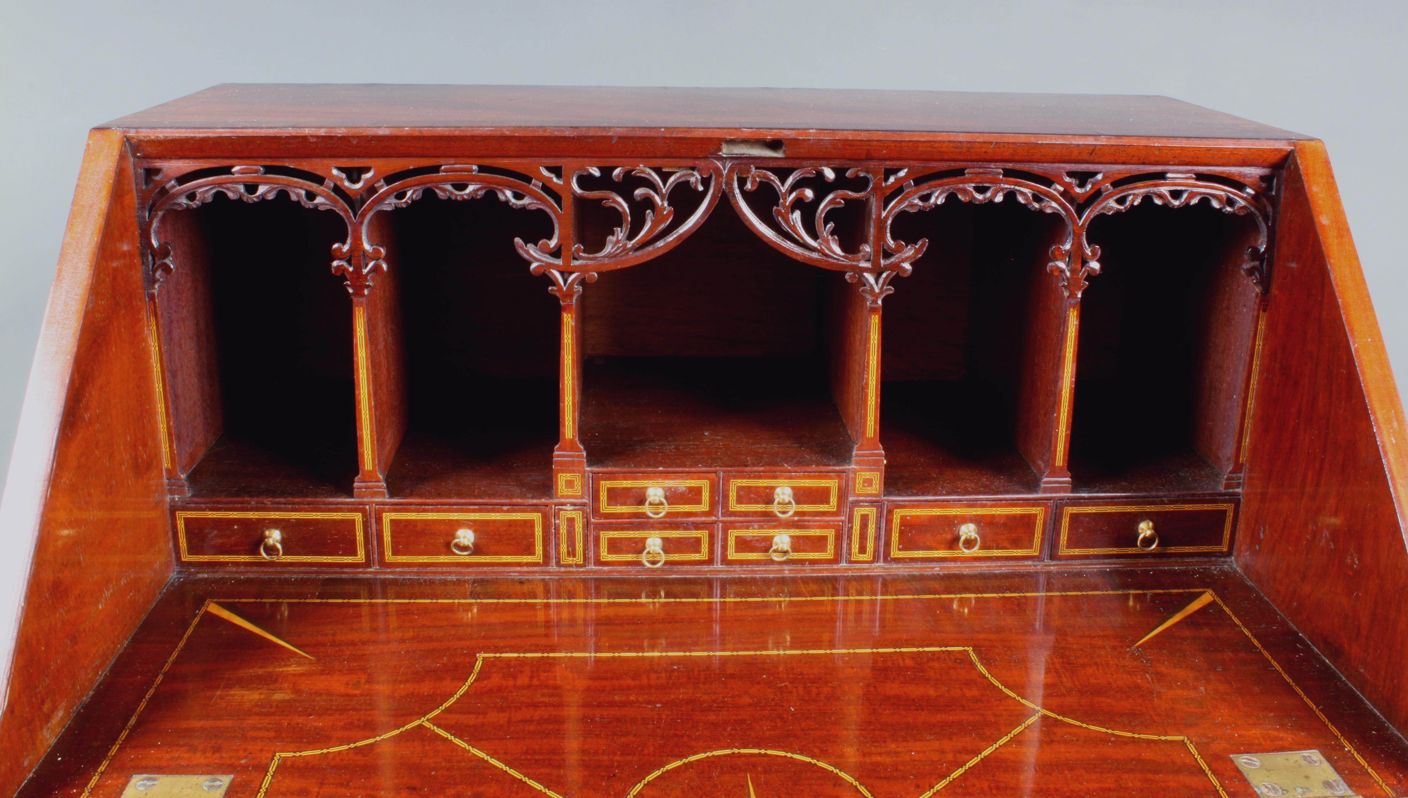 Mesa del Periodo Chippendale Jorge III en su Soporte Original Inglés en venta
