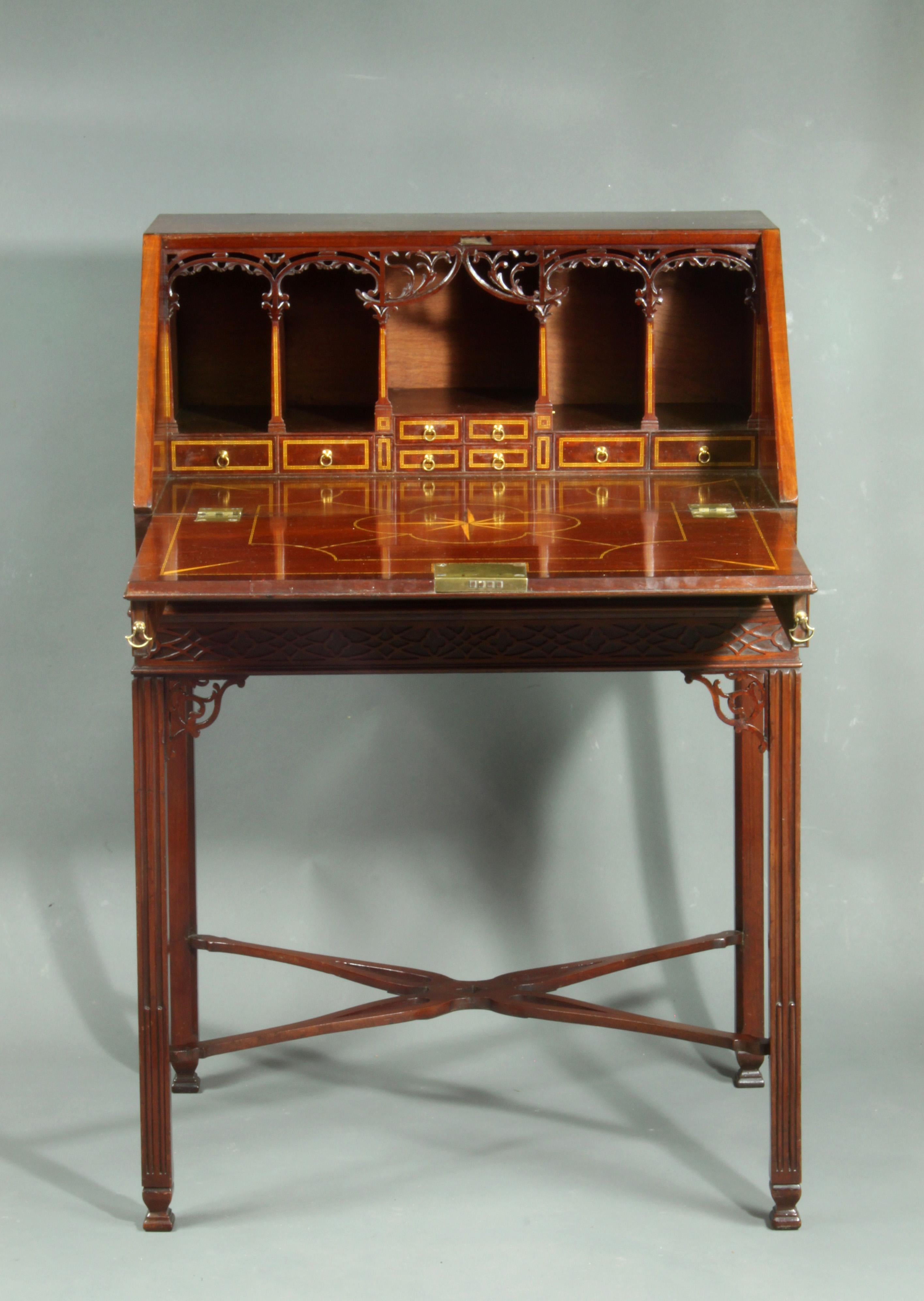 Mesa del Periodo Chippendale Jorge III en su Soporte Original Caoba en venta