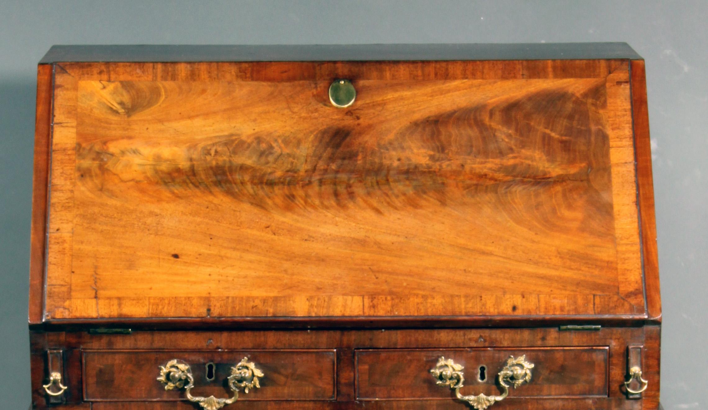 Mesa del Periodo Chippendale Jorge III en su Soporte Original en venta 1