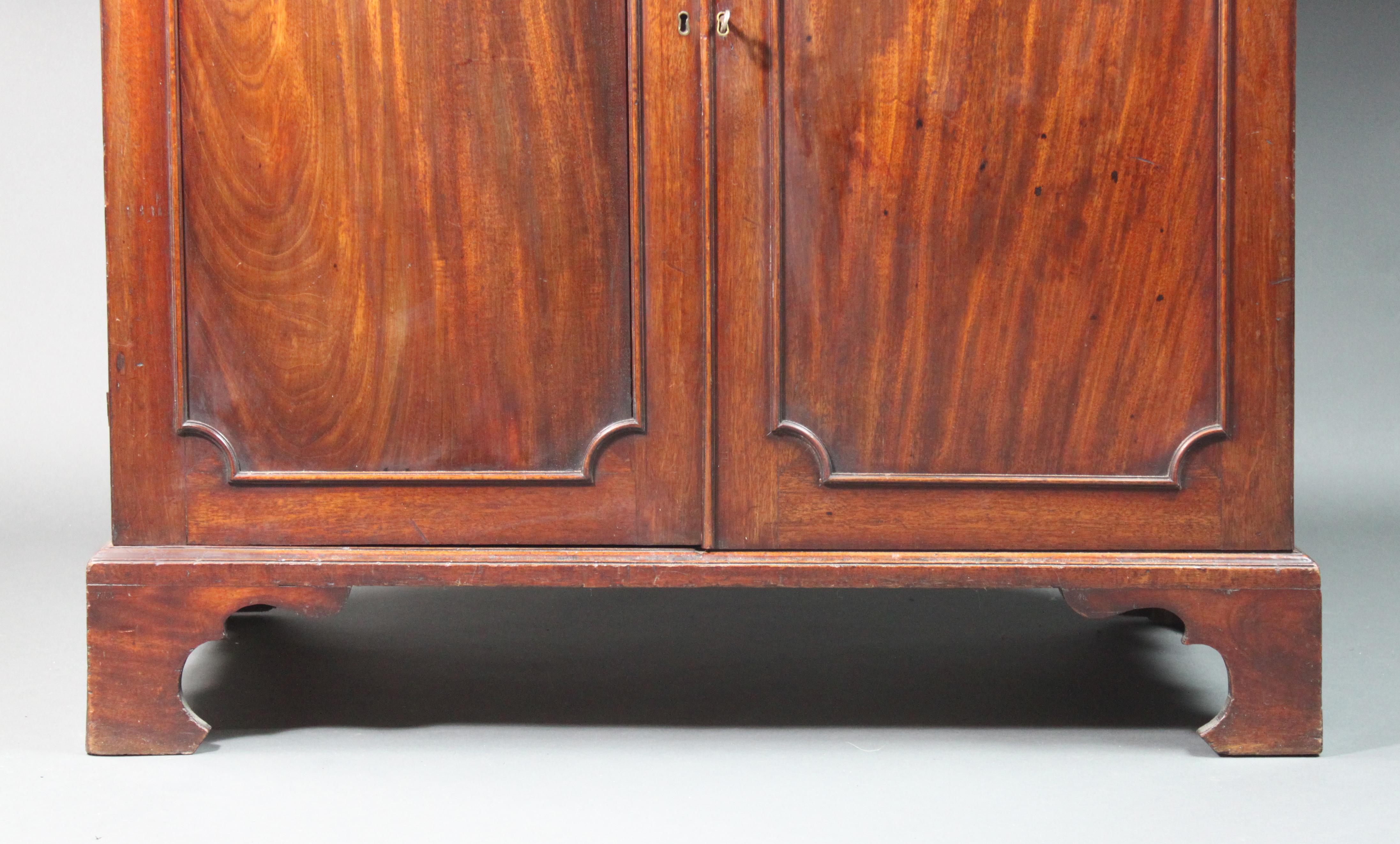 George III Chippendale Period Mahogany Cupboard In Good Condition For Sale In Bradford-on-Avon, Wiltshire