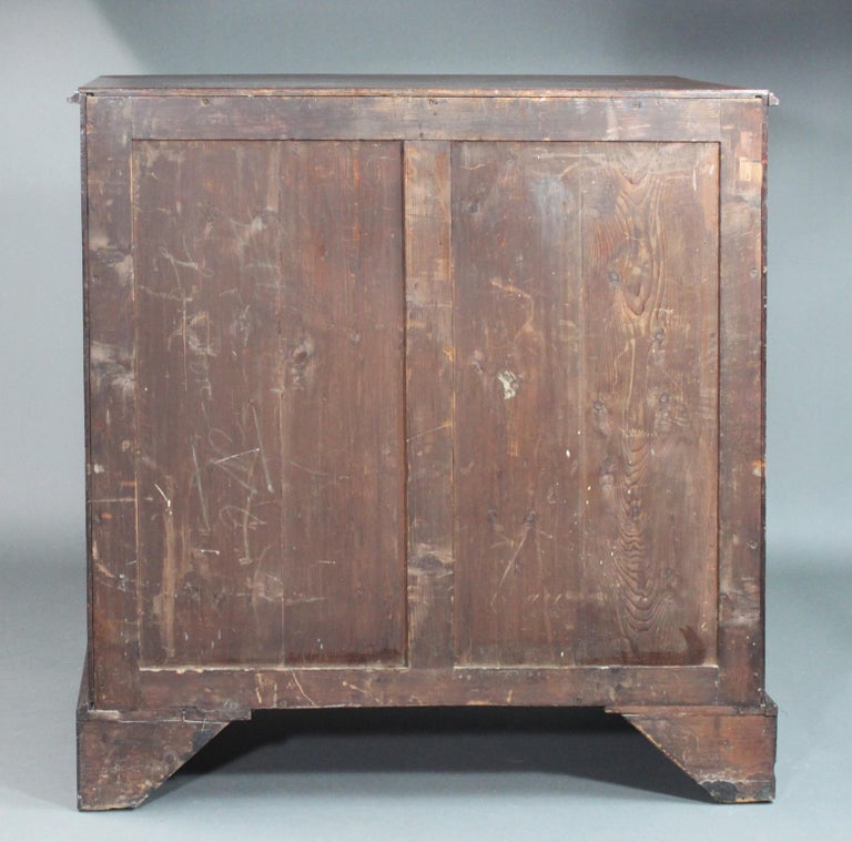 26253BE : Armoire d'angle en acajou de style Chippendale