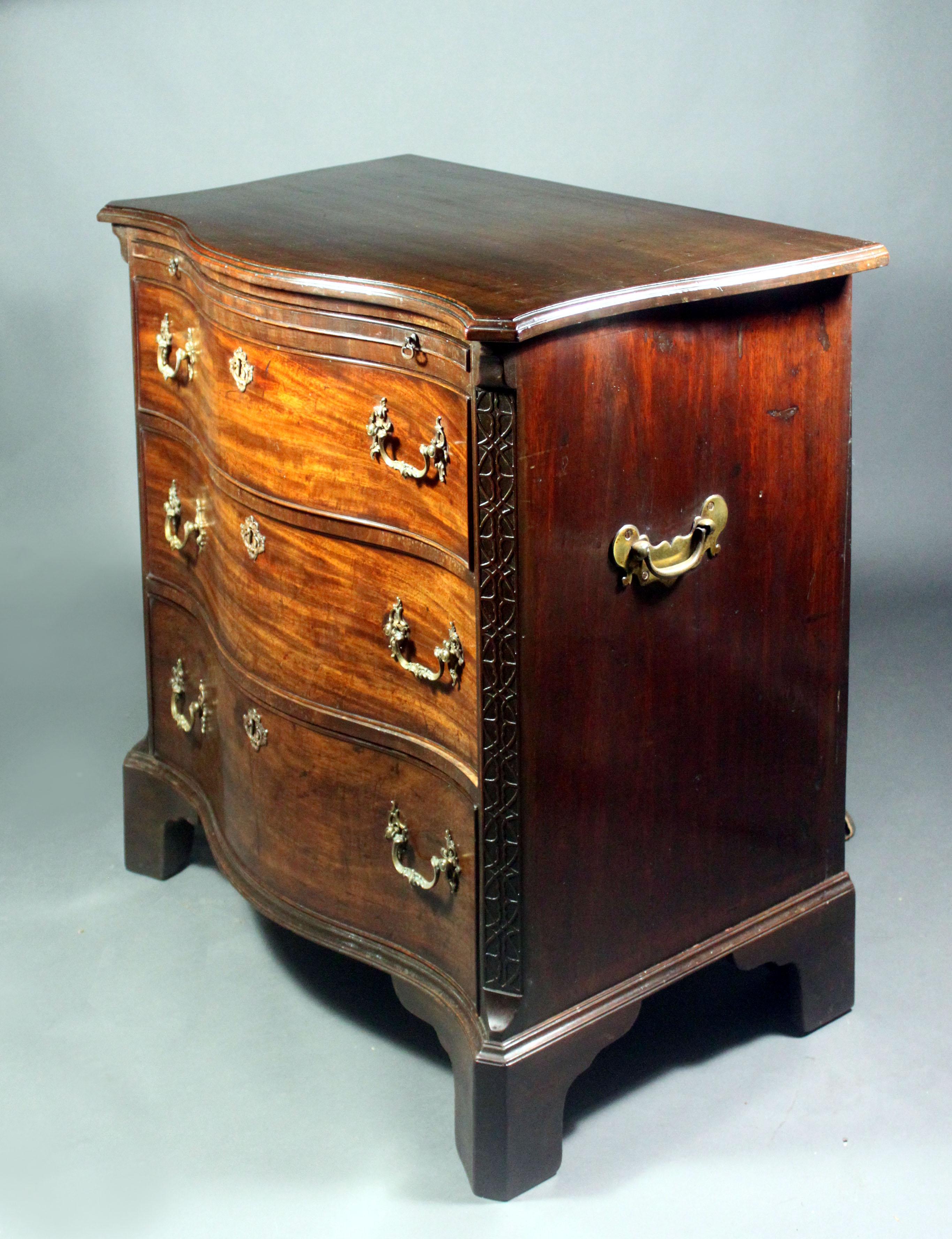 George III Chippendale Period Serpentine Chest In Good Condition For Sale In Bradford-on-Avon, Wiltshire