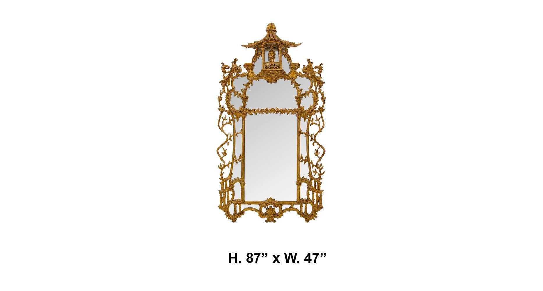Außergewöhnlicher Spiegel aus geschnitztem Goldholz im Chippendale-Stil des 19. Jahrhunderts. Das Werk wird von einem kunstvoll geschnitzten Balkon gekrönt, auf dem ein kleiner vergoldeter Musiker mit Musikinstrument über einem Spiegel steht, der