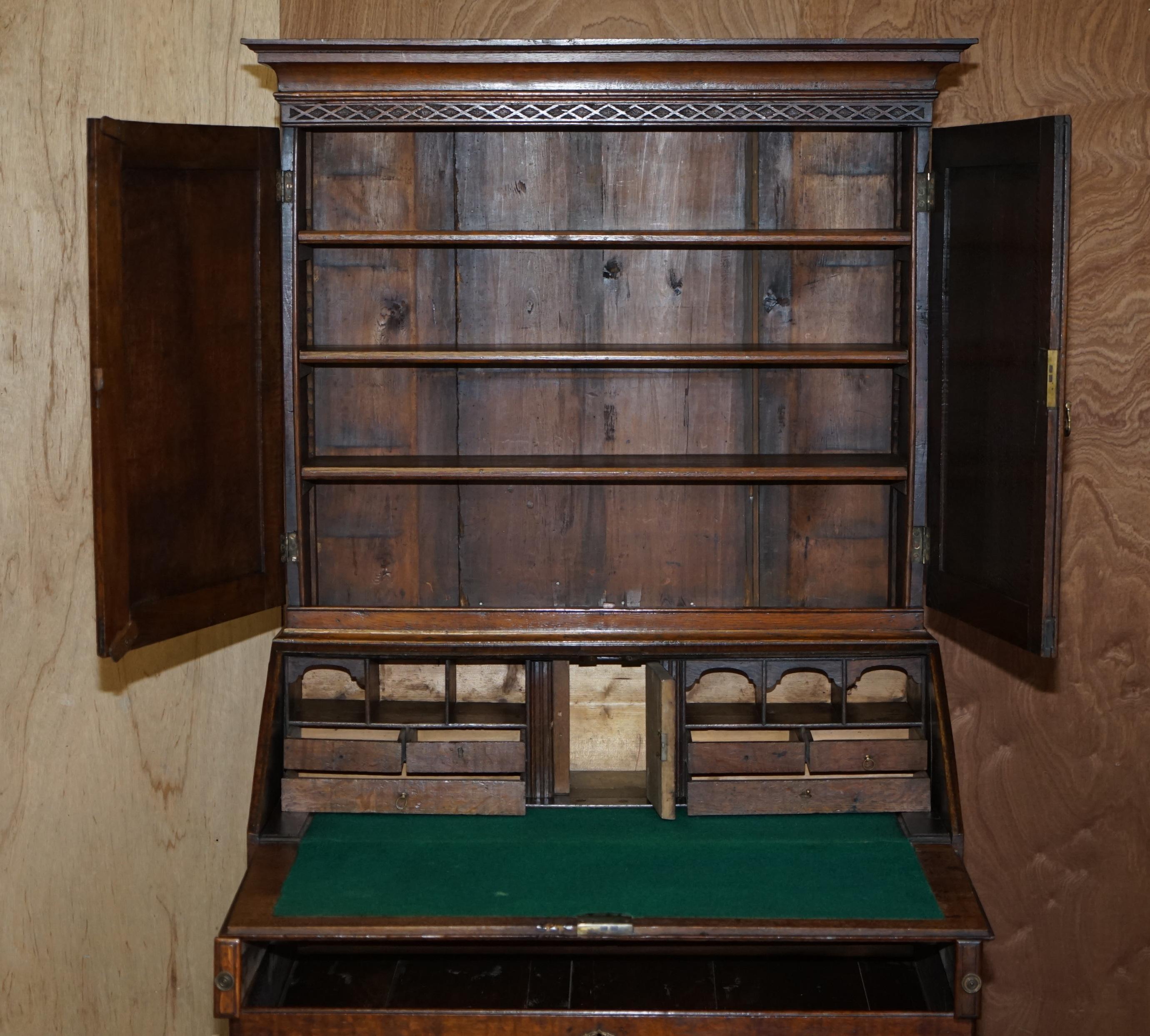 Geschnitztes Bücherregal aus englischer Eiche, Thomas Chippendale, George III., um 1760 im Angebot 11