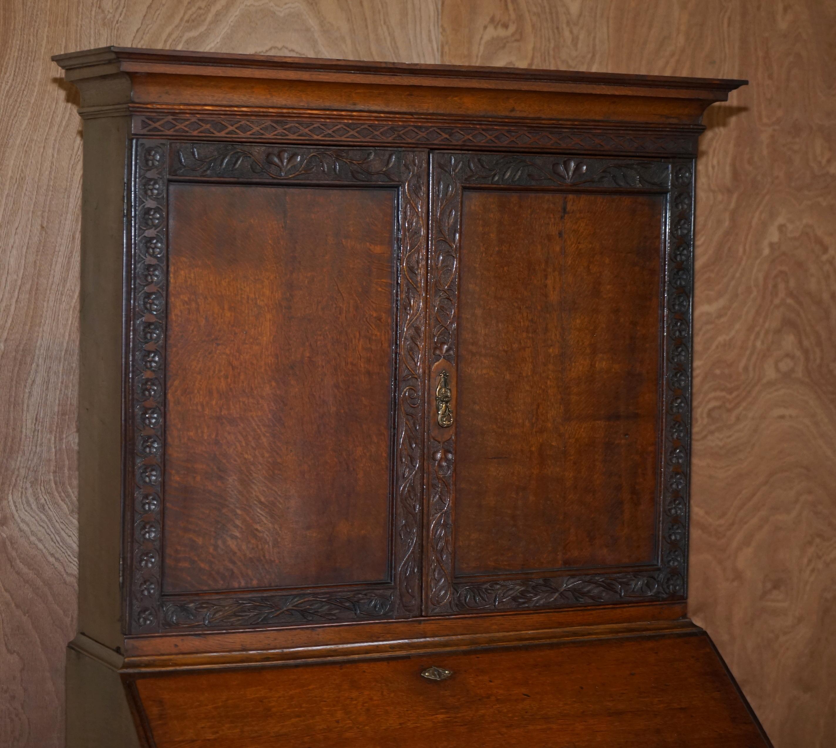 Geschnitztes Bücherregal aus englischer Eiche, Thomas Chippendale, George III., um 1760 (Mitte des 18. Jahrhunderts) im Angebot