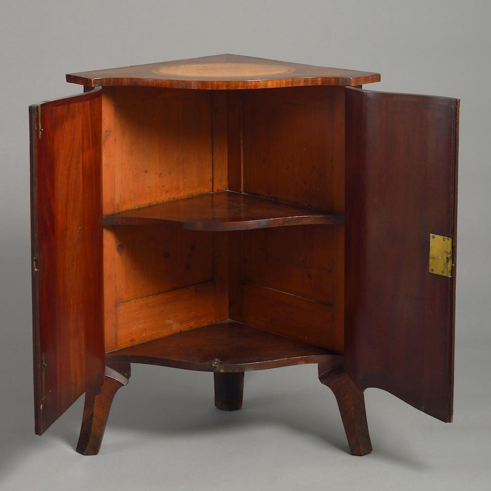 George III Corner Cabinet Attributed to John Cobb In Good Condition In London, GB