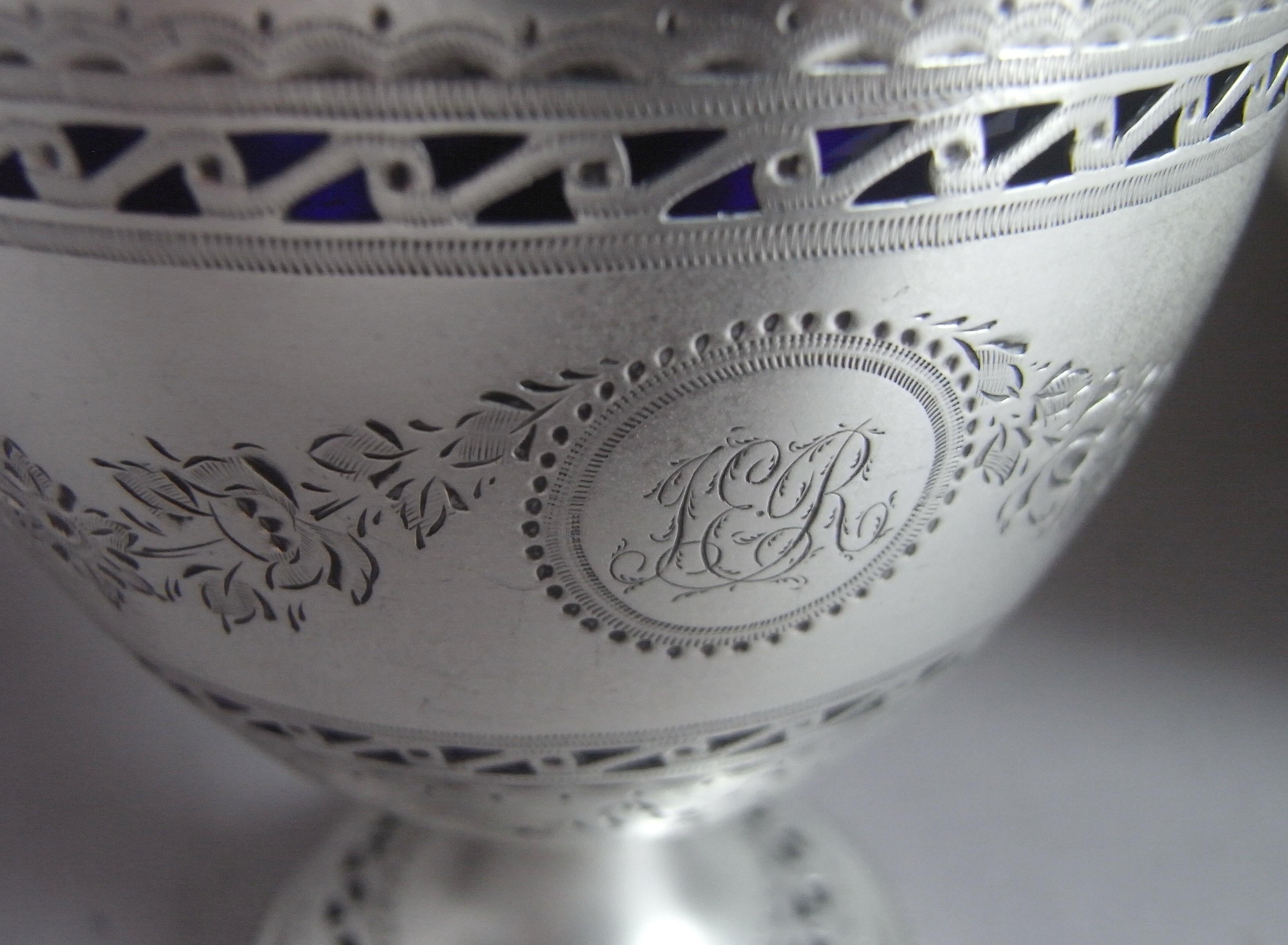Un grazioso cestino da crema di George III realizzato a Londra nel 1784 da Robert Hennell

Il cesto poggia su un piedistallo circolare decorato con perline e disegni incisi a taglio vivo, oltre a essere trafitto da una fascia di volute vitruviane. 