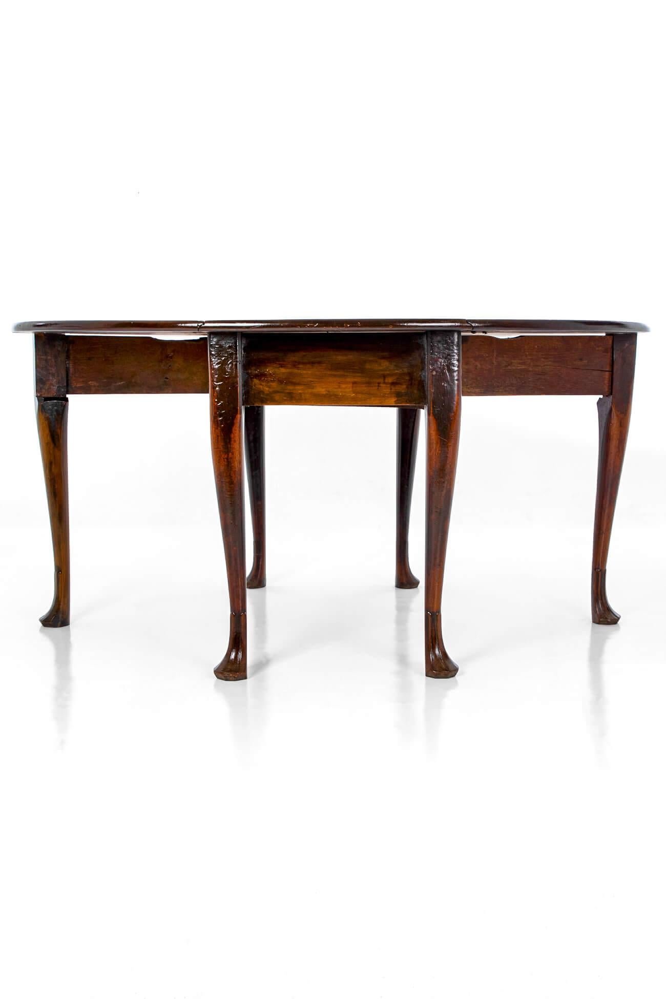 A fine George III Cuban Mahogany gate leg dining table in a remarkable state of preservation. Hinged top over two drop oval leaves raised on six cabriole legs and pad feet. 

Irish, circa 1760.

Additional information:
Table when leaves