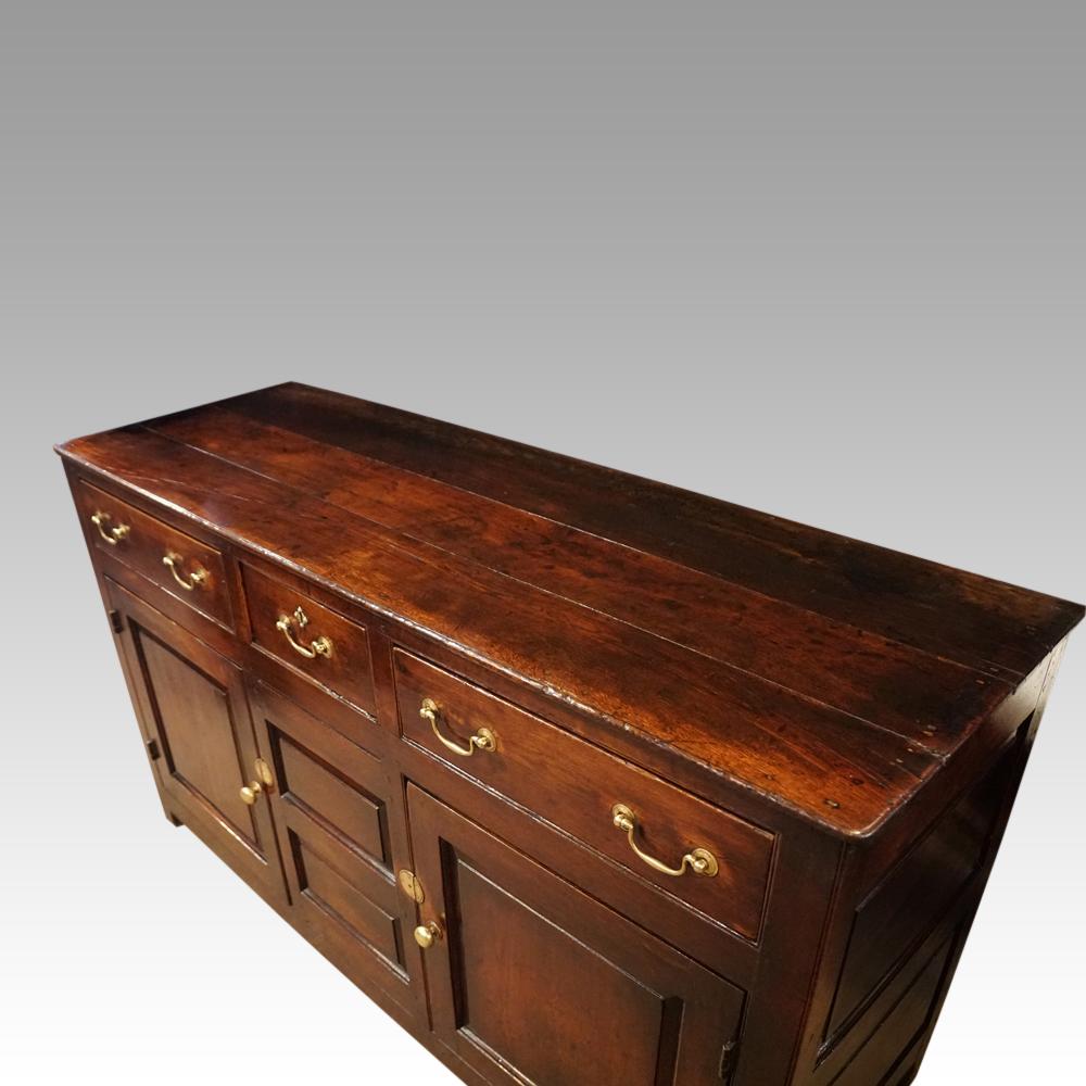 George III cupboard dresser base
This George III cupboard dresser base was made circa 1785 in a workshop using the timber from a country estate felled trees.
The dresser base of a lovely color with great patina.
It is fitted 3 drawers along the