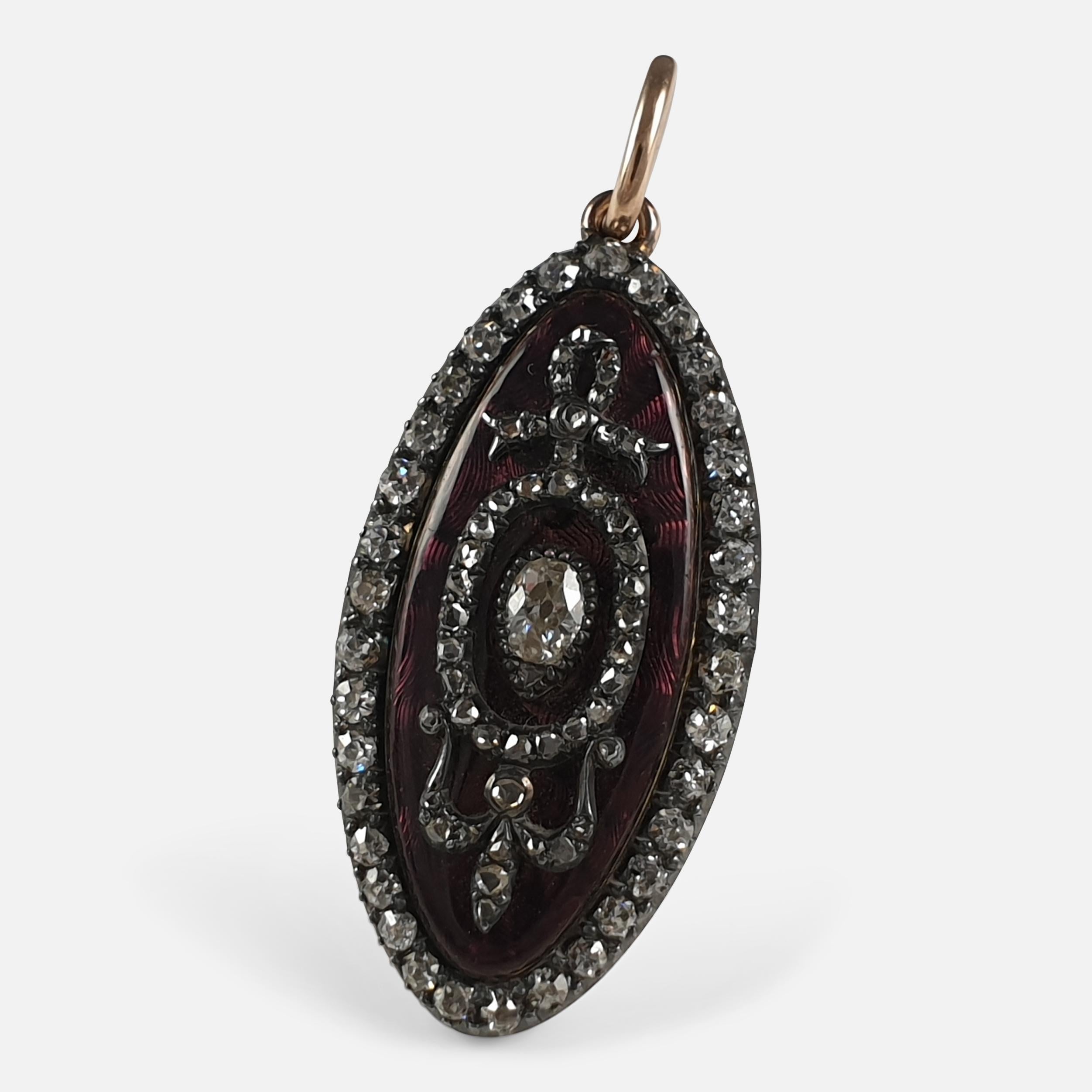 Ciondolo sentimentale a forma di navette con diamanti e smalto di George III, 1790 circa, caratterizzato da un bordo di diamanti antichi su un fondo smaltato a guillochè viola con un diamante antico centrale a forma di pera e un fiocco e una